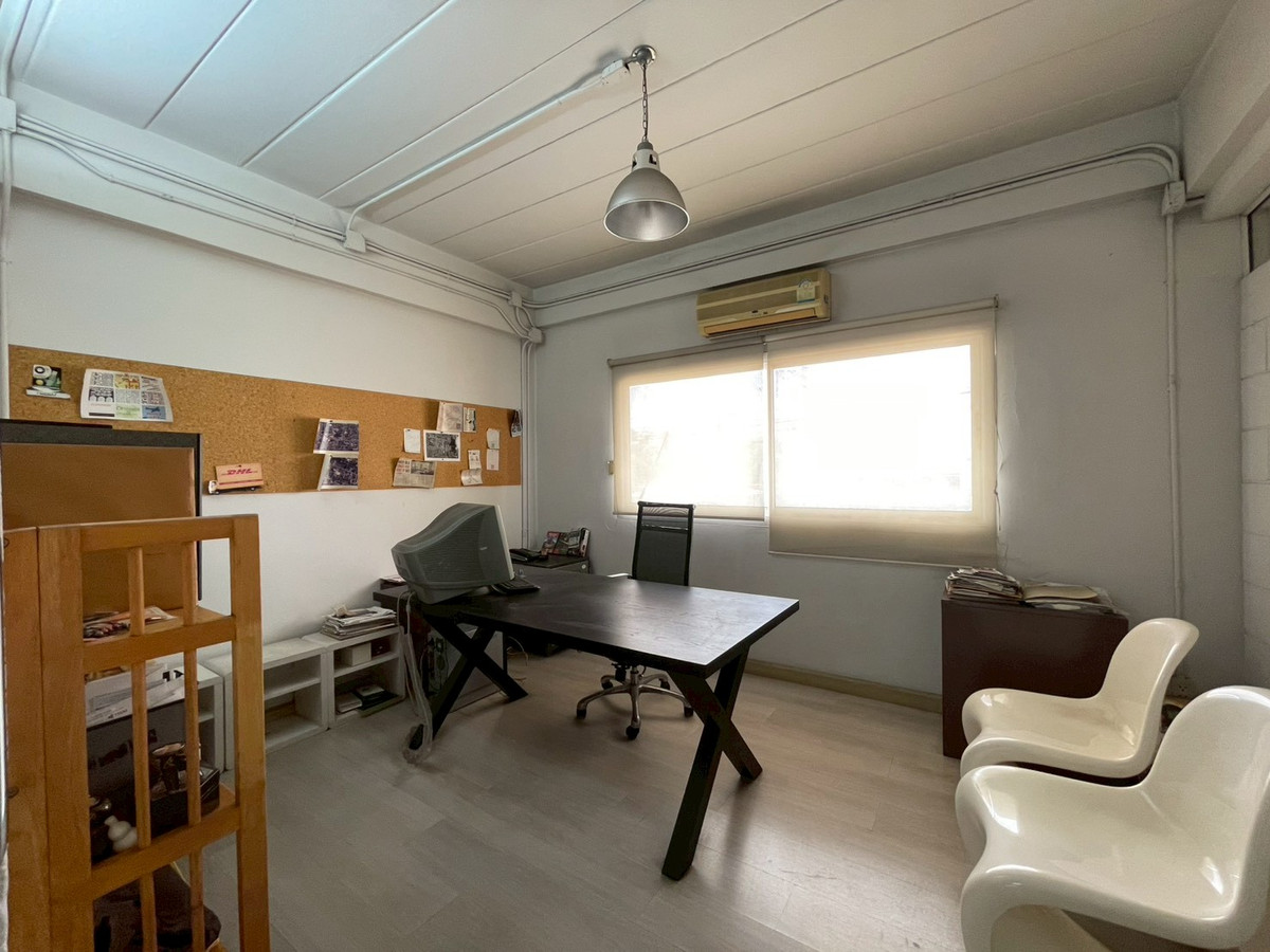 ให้เช่าอาคารพาณิชย์พัฒนาการ ศรีนครินทร์ : ให้เช่าอาคารพาณิชย์ 2 คูหา ตึกมุม ริมถนนพัฒนาการ ใกล้ซอยพัฒนาการ 30 (ซอยหมู่บ้านปัญญา)  อาคารพาณิชย์ขนาดใหญ่ เหมาะสำหรับทำสำนักงาน คลินิก สถาบันการศึกษา โชว์รูม หรือธุรกิจหลากหลายประเภท ทำเลติดถนนใหญ่ เดินทางสะดวก