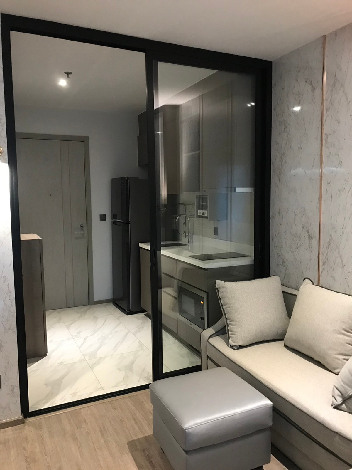 For RentCondoSukhumvit, Asoke, Thonglor : Urgent for rent! Rhythm Ekkamai, beauty studio Separate kitchen, good view, close to lifestyle areas.