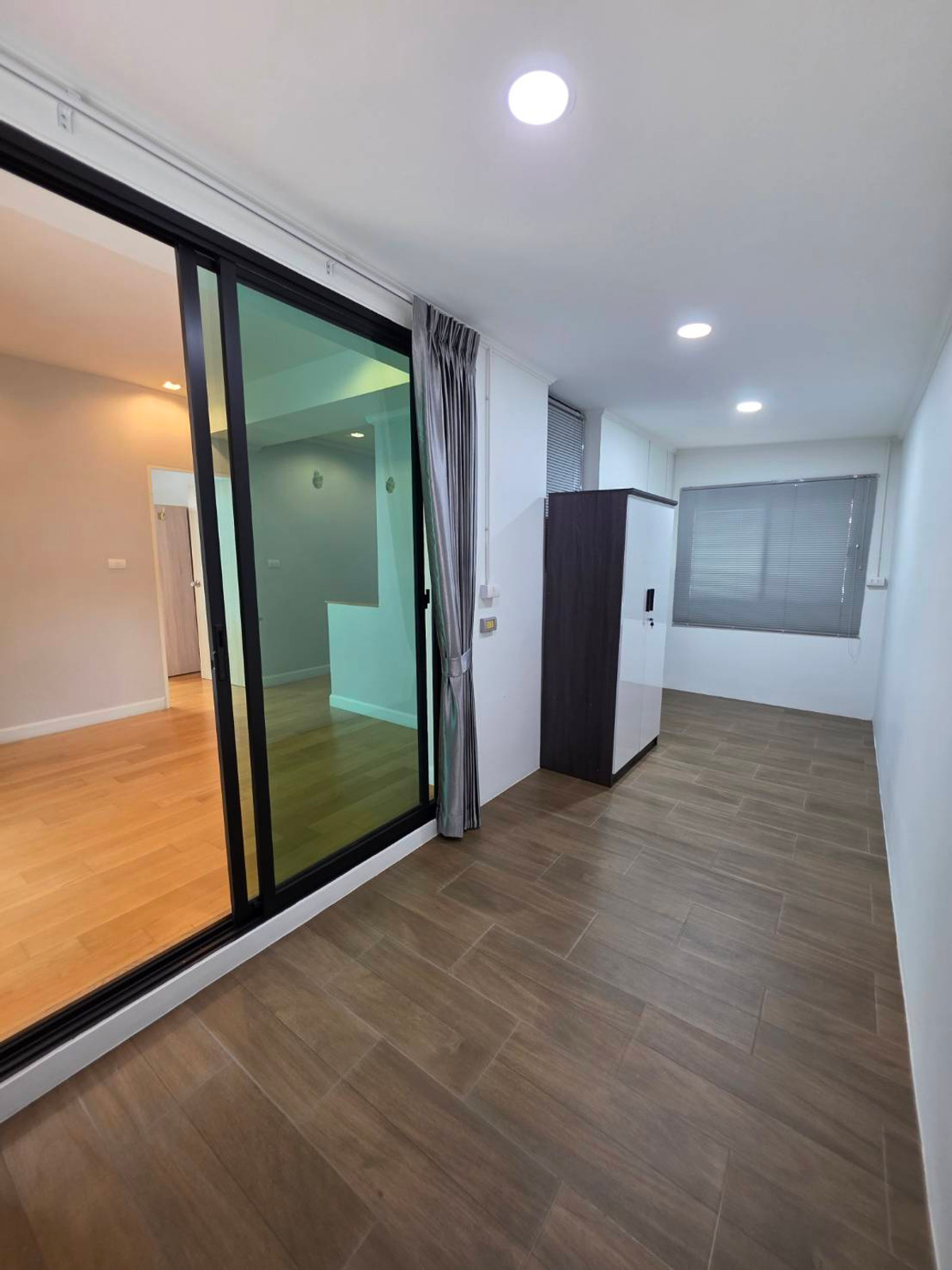 ขายบ้านลาดกระบัง สุวรรณภูมิ : ขายบ้านแฝด 3ชั้น สภาพบ้านใหม่มากๆ เจ้าของตกแต่งเสร็จแทบจะไม่ได้ใช้เลย 