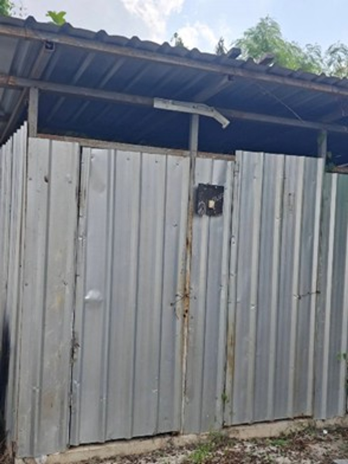 ให้เช่าที่ดินนนทบุรี บางใหญ่ บางบัวทอง : ให้เช่าที่ดิน พร้อมที่พักคนงาน เนื้อที่ 150 ตรว ซอยไทรม้า  รัตนาธิเบศร์ ราชพฤกษ์