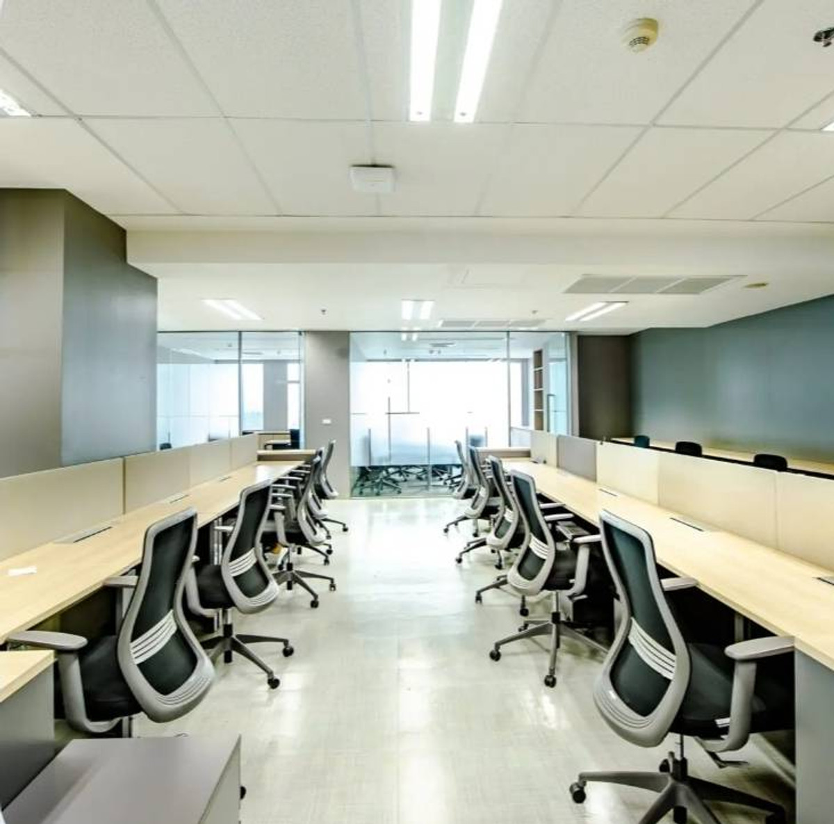 For RentOfficeRatchadapisek, Huaikwang, Suttisan : CW Tower, office building for rent. Next to Ratchadaphisek Road, near The Street Ratchada, decorated area 50 sq m., rent 41,000 baht*/month.