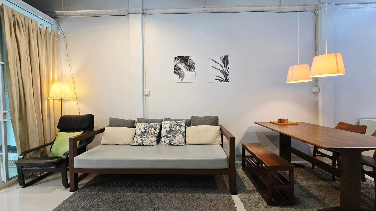 ให้เช่าทาวน์โฮมวงเวียนใหญ่ เจริญนคร : 📣 For Rent | Townhome 2 ชั้น ใกล้ BTS กรุงธนบุรี (ซอยเจริญนคร 18)
🏡 บ้านรีโนเวทใหม่ แต่งครบ พร้อมอยู่ ใกล้ไอคอนสยาม ใกล้สาทร