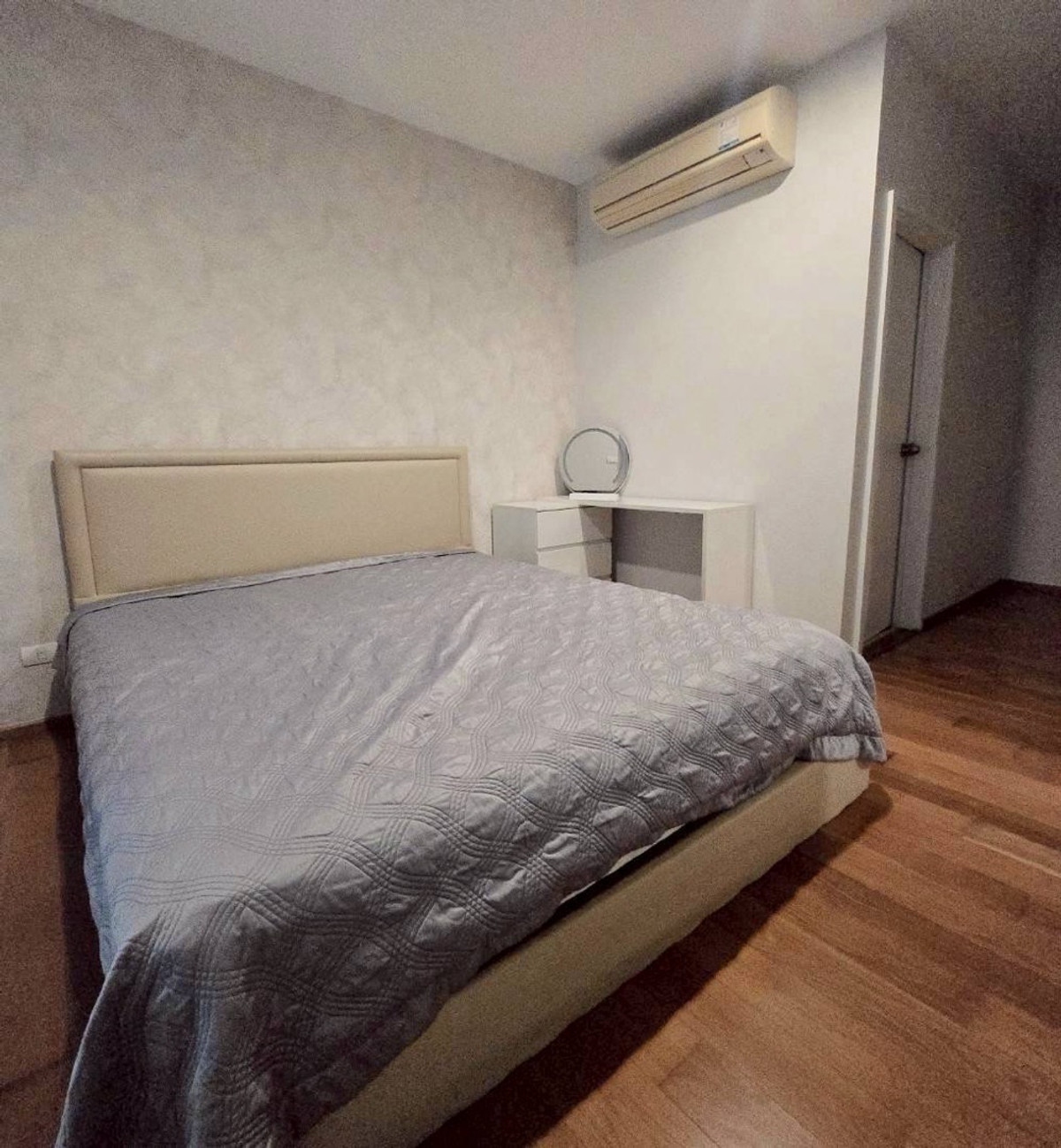 ให้เช่าคอนโดอารีย์ อนุสาวรีย์ : 🩷ให้เช่า vertical aree คอนโด เดอะเวอร์ติคัล อารีย์. line @900cqqhk tel 0859114585. 🩷
อยู่ชั้น 8 พื้นที่ห้อง 70.56 ตร.ม.
2 ห้องนอน 2ห้องน้ำ
สิ่งอำนวยความสะดวก
- เครื่องทำน้ำอุ่น ทั้ง 2 ห้อง
- โทรทัศน์ 2 เครื่อง (smart TV)
- microwave
- หม้อหุงข้าว
