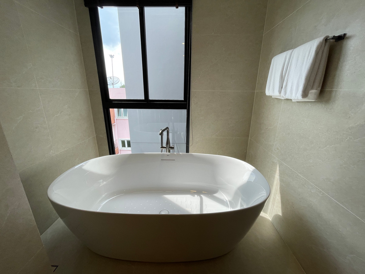 ขายบ้านเลียบทางด่วนรามอินทรา : "หนึ่งเดียวบนเลียบด่วน! Cira Residences บ้านเดี่ยว Ultra-Luxury 3.5 ชั้น พื้นที่ 845 ตร.ม. พร้อมสระว่ายน้ำส่วนตัว | ใกล้ทองหล่อ-พระราม 9 เพียงไม่กี่นาที (สังคมส่วนตัวเพียง 9 ยูนิต)"