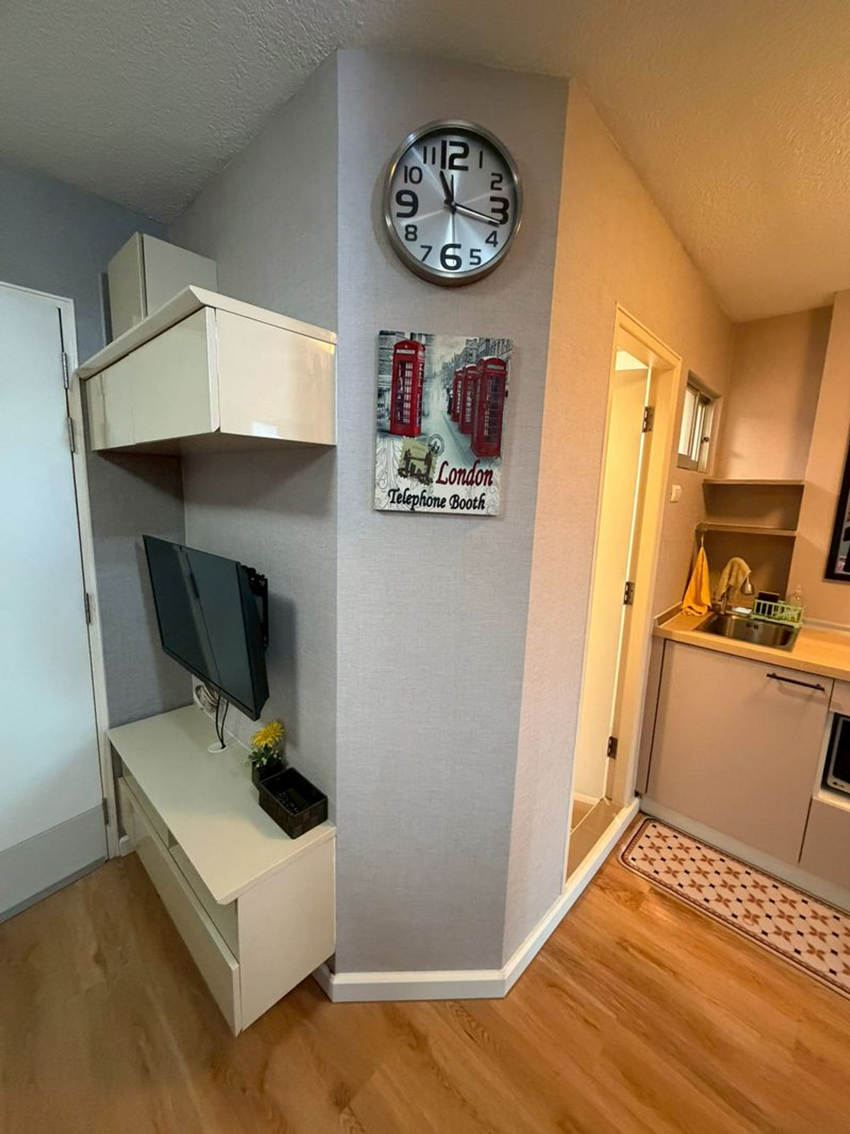 For RentCondoLadkrabang, Suwannaphum Airport : #Room for rent in very good condition 7000 baht #24 sq m Condo LPN Lumpini On Nut-Lat Krabang 1 near Airport Link and Suvarnabhumi Airport. Located on On Nut-Lat Krabang Road, next to the main road, opposite Wat Lan Bun Market. #Complete electrical applia