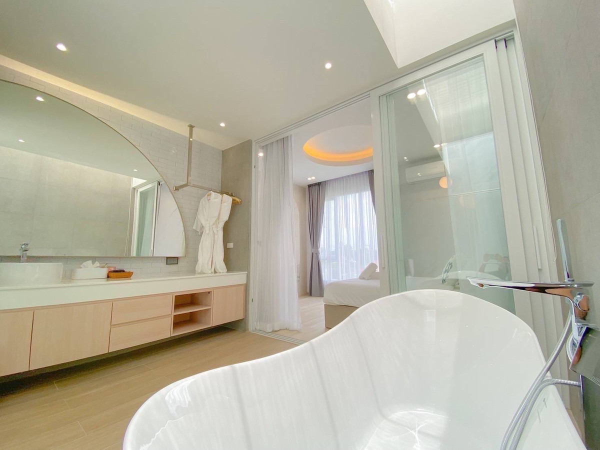 For RentPattaya, Bangsaen, Chonburi : For rent: Luxurious pool villa house, newly built, Huai Yai, Pattaya, suitable for living or doing business.