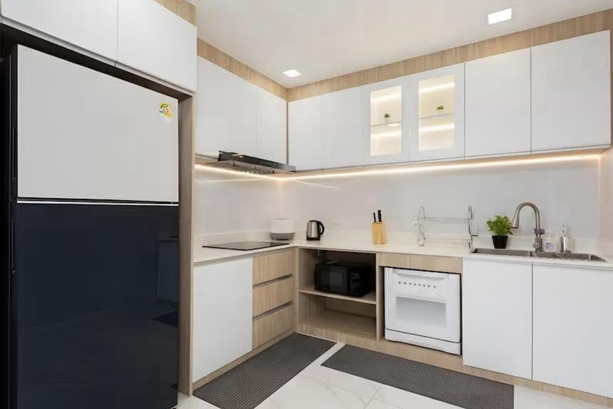 ให้เช่าบ้านรัชดา ห้วยขวาง : ปล่อยเช่าบ้าน 2 ชั้น หลังมุม ขนาด 36 ตรว. 300 ตรางเมตร ซอยรัชดา 18 บ้านสวยตกแต่งใหม่ เฟอร์นิเจอร์ครบพร้อมอยู่ ในหมู่บ้าน ปลอดภัยไม่มีโจร เพื่อนบ้านดีไม่มีปัญหา จอดรถหน้าบ้านได้ 1-2 คัน
