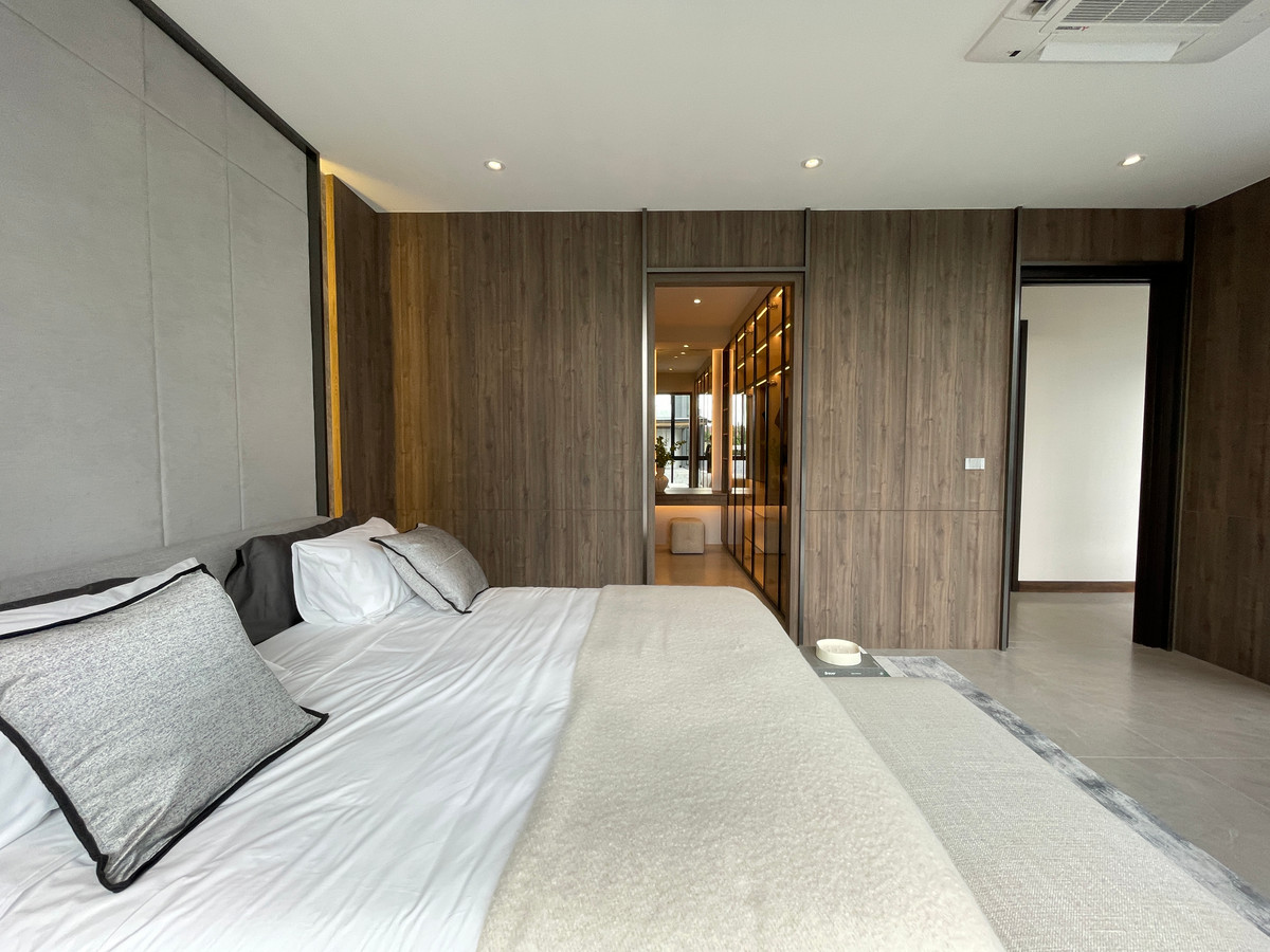 ขายบ้านเลียบทางด่วนรามอินทรา : "หนึ่งเดียวบนเลียบด่วน! Cira Residences บ้านเดี่ยว Ultra-Luxury 3.5 ชั้น พื้นที่ 845 ตร.ม. พร้อมสระว่ายน้ำส่วนตัว | ใกล้ทองหล่อ-พระราม 9 เพียงไม่กี่นาที (สังคมส่วนตัวเพียง 9 ยูนิต)"