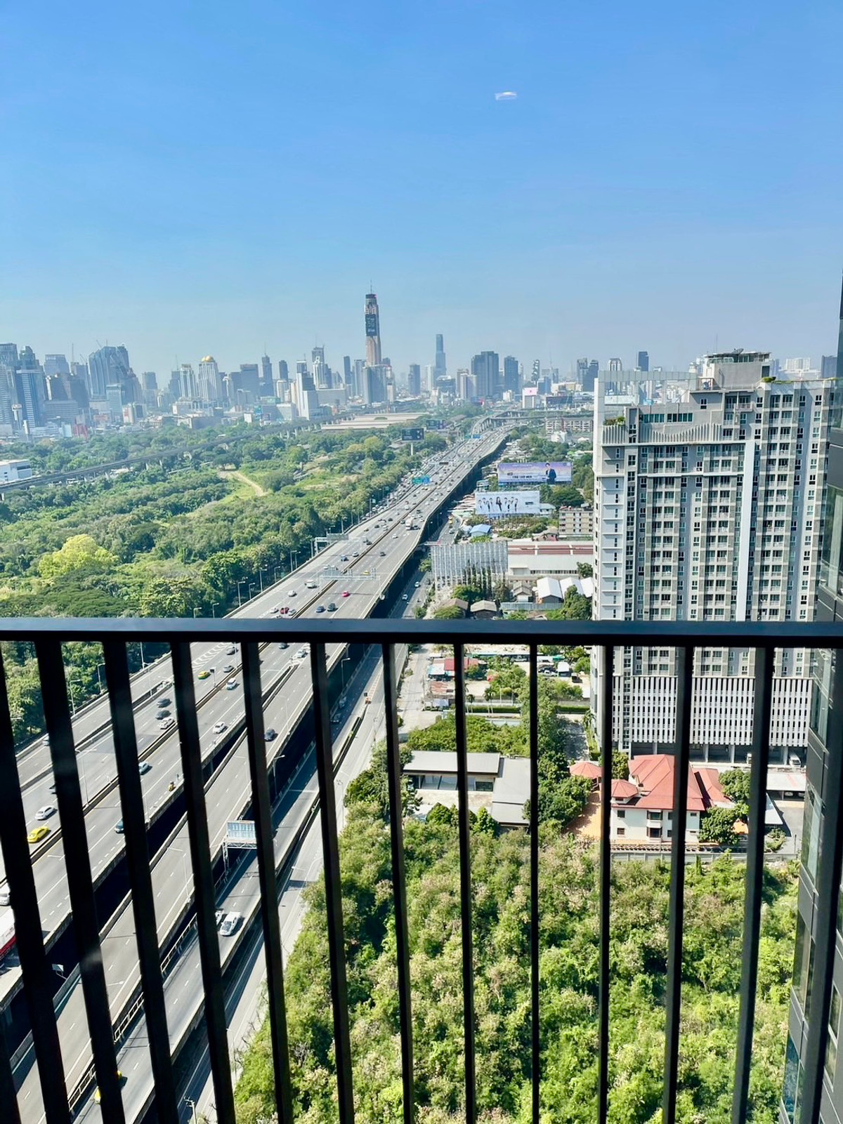 For RentCondoRama9, Petchburi, RCA : 🏙️ Life Asoke Hype | Panoramic city view, not blocked.