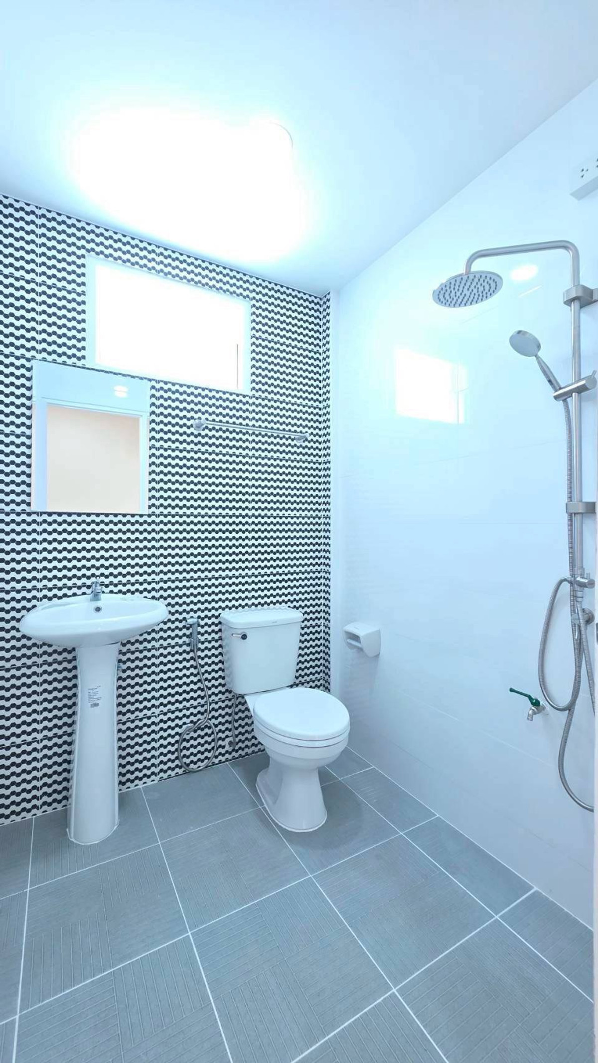 ขายทาวน์โฮมนนทบุรี บางใหญ่ บางบัวทอง : ขายทาวน์เฮ้าส์พระปิ่น 3 หลังริม 30 ตร.ว. 4 นอน มีระเบียงเทอเรส ติดถนนกาญจนาฯ ฟรีโอน