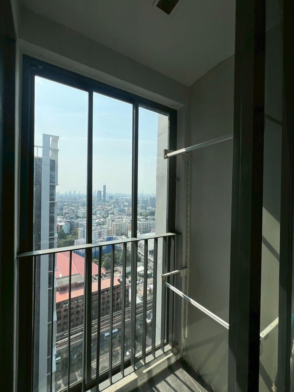For RentCondoOnnut, Udomsuk : 🔥 Reduced price to only 17,000 baht/month 🔥 🏢 Ideo Mobi Sukhumvit 81 – Tower B ✨ 2-story duplex room, high ceiling, airy, open, very livable ✨