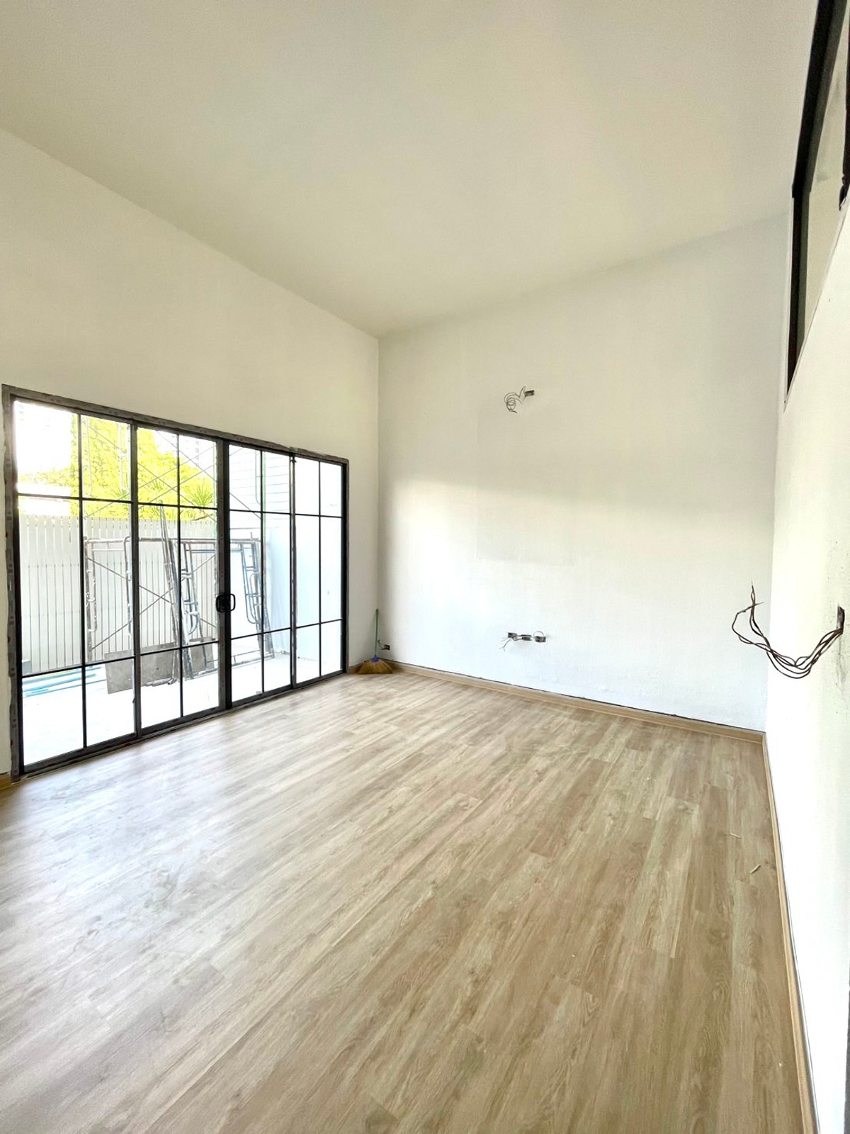 For RentTownhomeSukhumvit, Asoke, Thonglor : Townhouse for rent near Sukhumvit 31, can be used as a home office. Newly renovated, ready to move in
