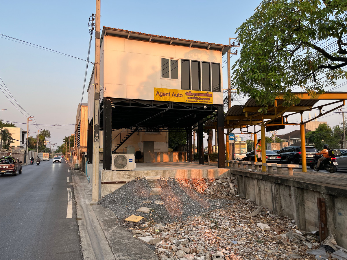 ขายสำนักงานเกษตร นวมินทร์ ลาดปลาเค้า : ขายที่ดินติดถนนเกษตรนวมินทร์ 20 ตรว. พร้อมออฟฟิต  ขาย 4.7 ล้าน  