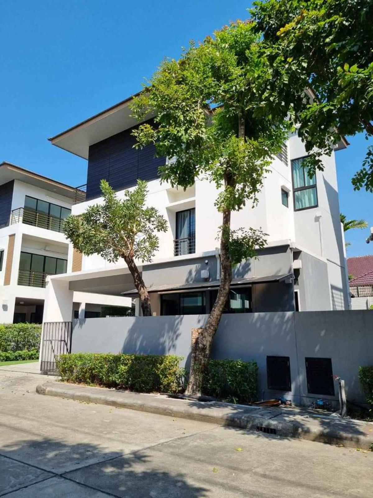 บ้านลาดกระบัง สุวรรณภูมิ : ให้เช่าบ้าน ที่โครงการ บ้านลุมพินี สวนหลวง พระราม 9 ราคา 120,000 บาท พร้อมราคาขาย [MKh260402]