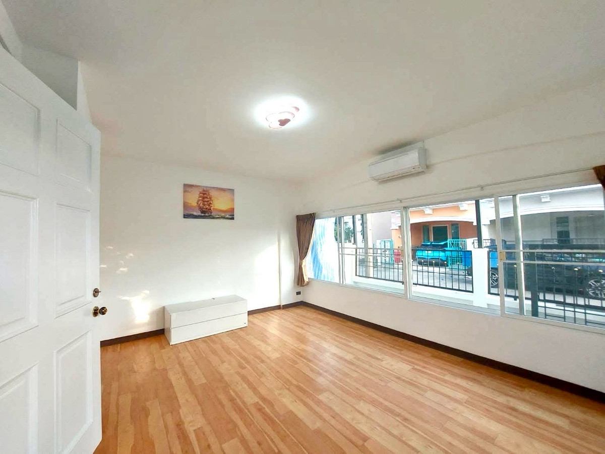 ให้เช่าทาวน์โฮมรัชดา ห้วยขวาง : หมู่บ้านกลางเมือง Grand de Paris ติดกับ รร.นานาชาติสิงคโปร์ SISB ประชาอุทิศ ห้วยขวาง บ้าน 3ชั้น  4 ห้องนอน 4ห้องน้ำ