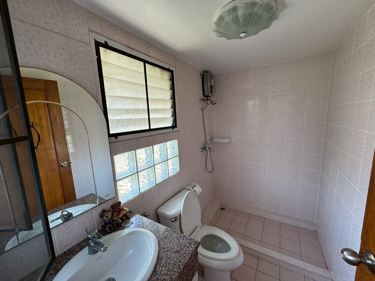 ให้เช่าทาวน์โฮมนานา : ทาวเฮ้าท์รีโนเวทใหม่ เหมาะทำธุรกิจ ใกล้ BTS นานา ** NO CO-AGNT ** 