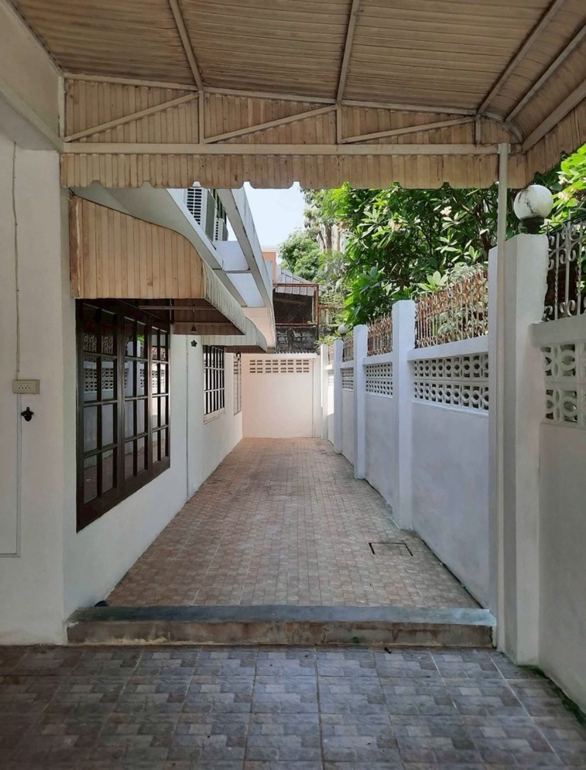 For RentHome OfficeRatchadapisek, Huaikwang, Suttisan : 🏙️2-story detached house for rent, Ban Huai Khwang, suitable for living or home office ⚡️🔥