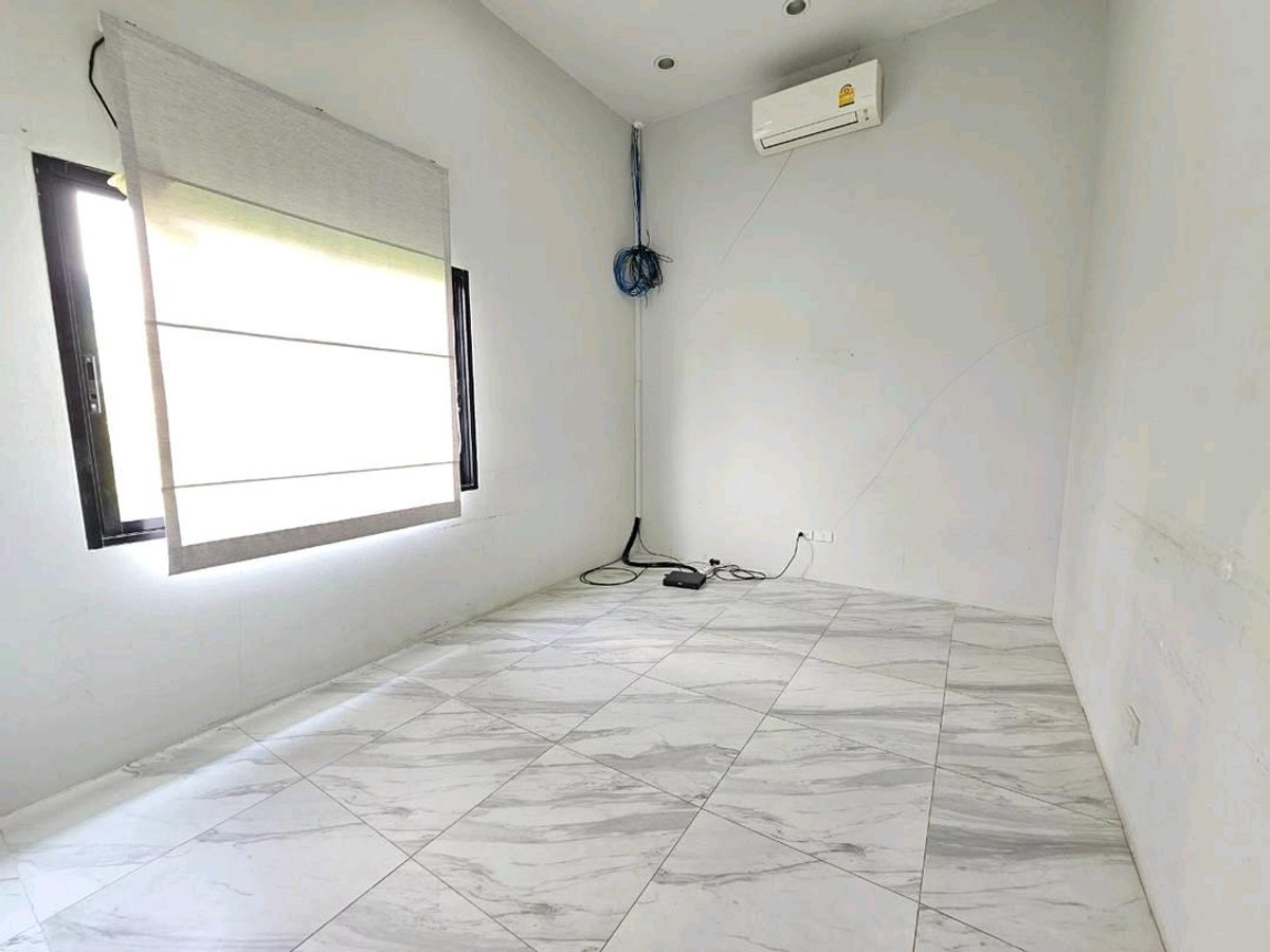 For RentHome OfficeBangna, Bearing, Lasalle : Sell or rent land with buildings in Bearing area.
🚝🚝 Just 3 minutes to the BTS Bearing Station.