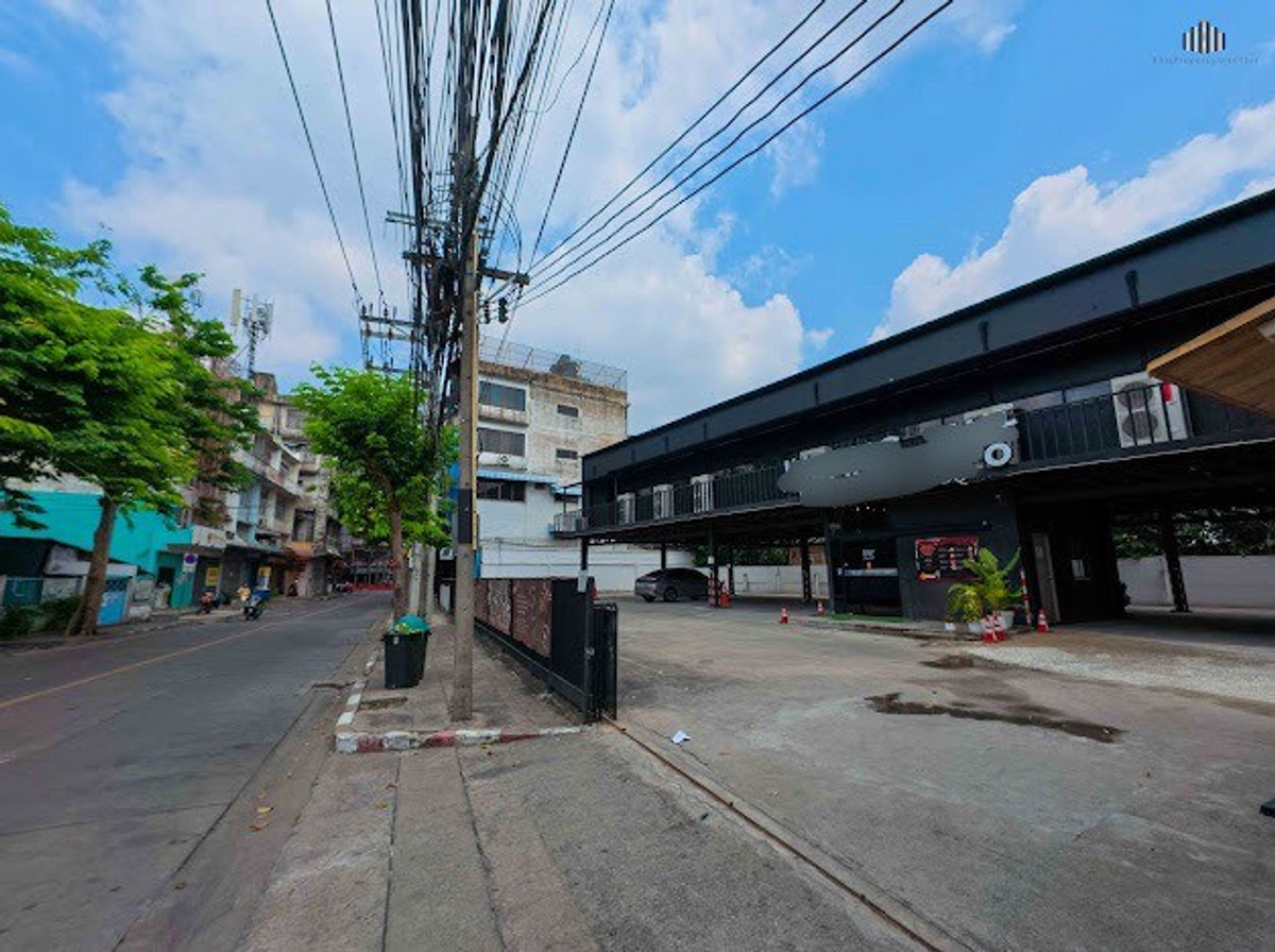 ขายร้านค้า/ตลาดนัดปิ่นเกล้า จรัญสนิทวงศ์ : พร้อมรับฟังทุกข้อเสนอ!!! สามารถดำเนินกิจการต่อได้ทันที ขายสิ่งปลูกสร้างพร้อมร้านอาหาร(ปิ้งย่าง) 503 ตารางเมตร ต้นซอยจรัญสนิทวงศ์ 32 พร้อมสัญญาเช่าระยะยาว 18 ปี บนที่ดิน 256 ตารางวา ราคาพิเศษ!!