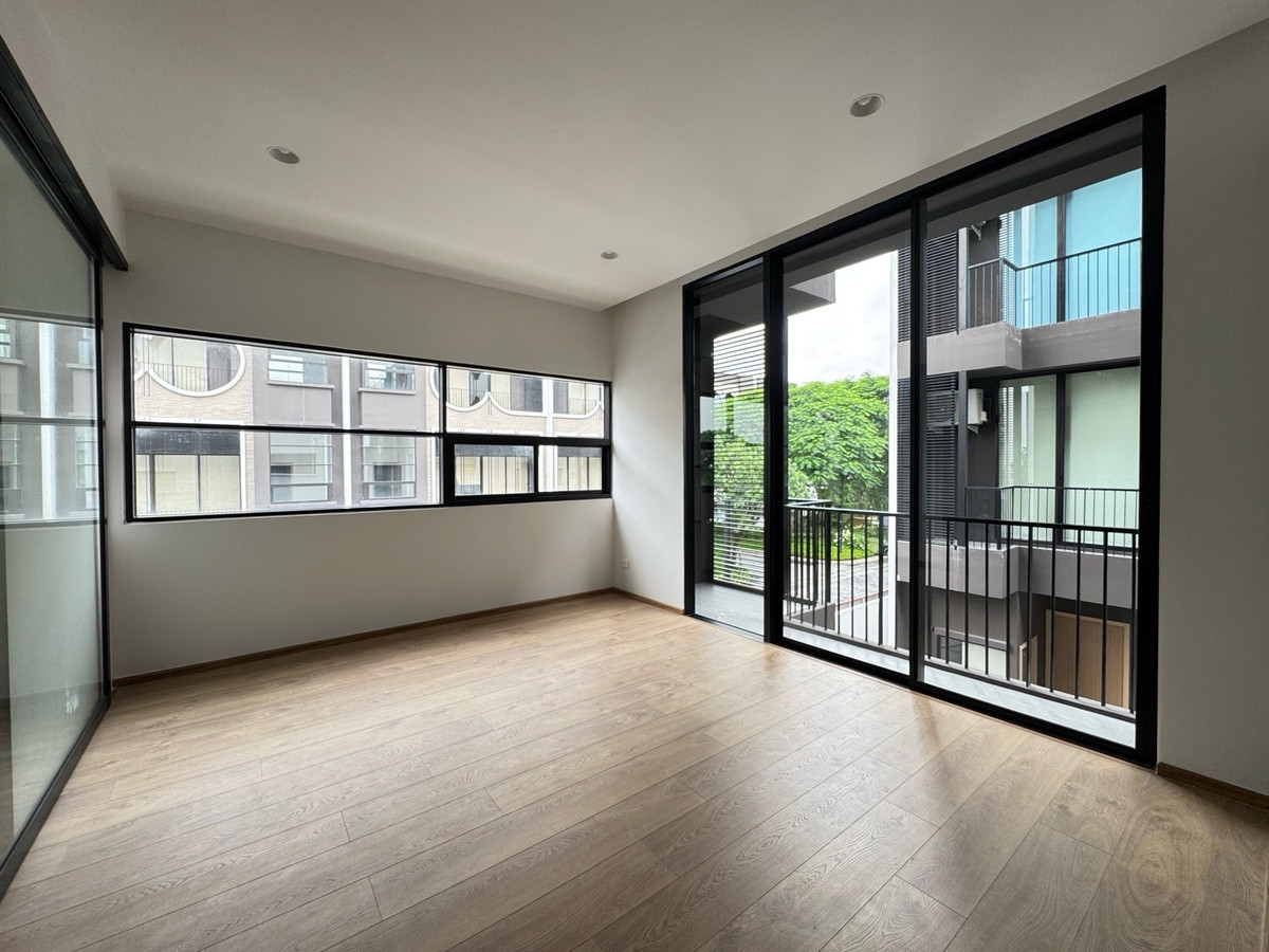 ขายทาวน์โฮมเลียบทางด่วนรามอินทรา : ทาวน์โฮมสร้างใหม่ .... แปลงมุม 