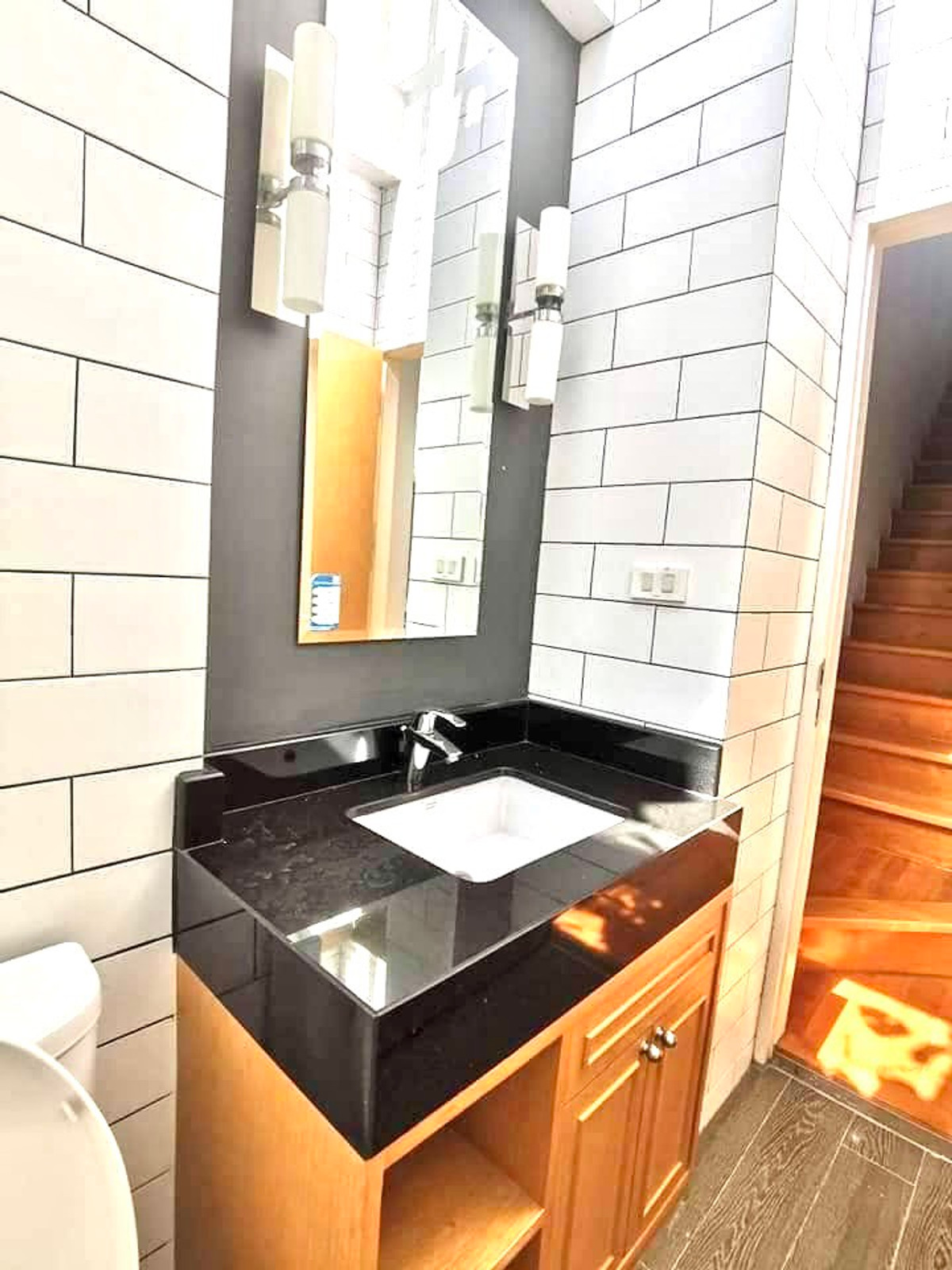 ให้เช่าโฮมออฟฟิศบางนา แบริ่ง ลาซาล : ให้เช่า Home office Bearing   อาคาร 4 ชั้น พื้นที่กว้าง 285 ตร.ม เฟอร์นิเจอร์ครบ มีที่จอดรถ  ทำเลดี เดินทางสะดวก  