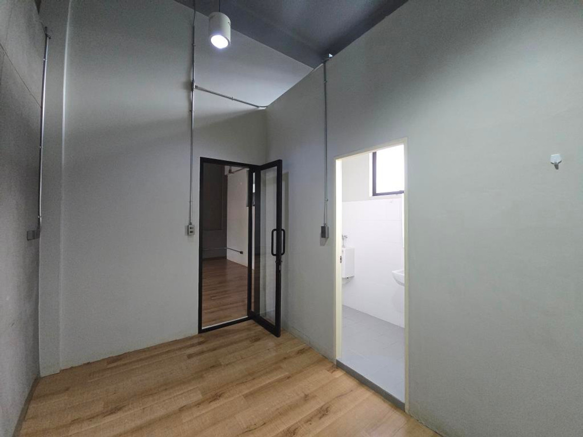 For RentWarehouseAri,Anusaowaree : Ground floor area, service business, product storage, 50-70 sq m., 200-250 baht per sq m. Saphan Khwai