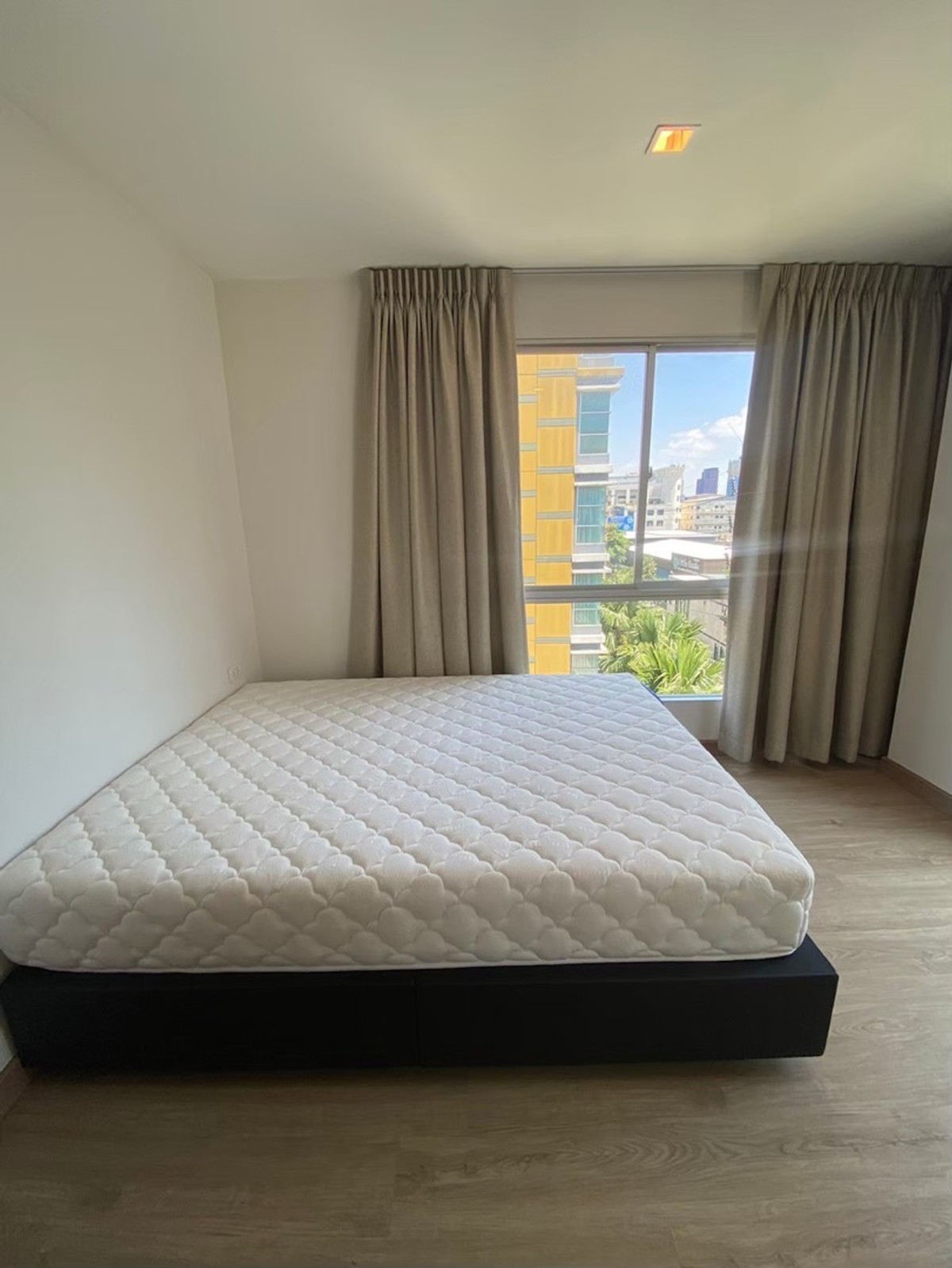 ให้เช่าคอนโดคลองเตย กล้วยน้ำไท : คอนโด Metro Luxe พระราม 4 ให้เช่า 40sqm. ราคา 16,000 ต่อรองได้