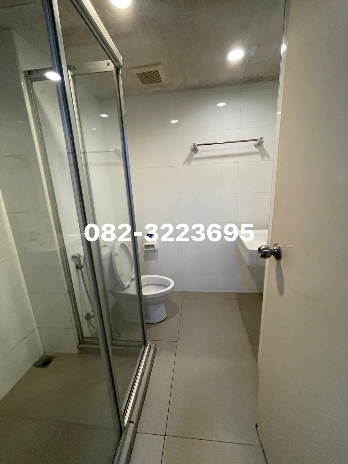 For RentCondoBangna, Bearing, Lasalle : Ready to move in, Swift Condo, Soi ABAC Bangna KM 26, has a washing machine. If interested, contact 082-3223695 🟨