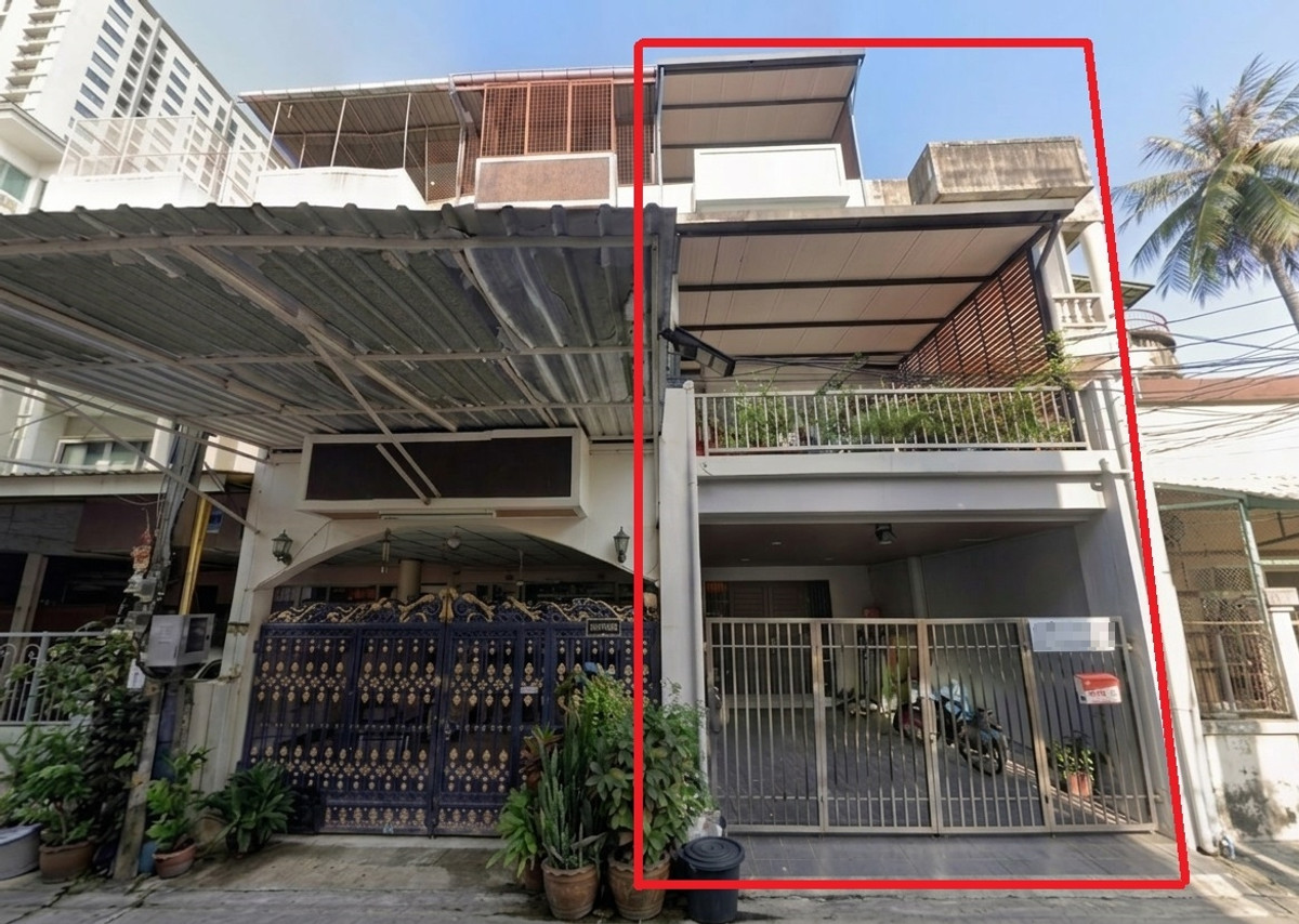 For SaleTownhomePinklao, Charansanitwong : Perfect for living or running a business!!! 3 storey townhome for sale in Soi Borommaratchachonnani 4, flexible functionality with over 300 sq.m. of usable space!