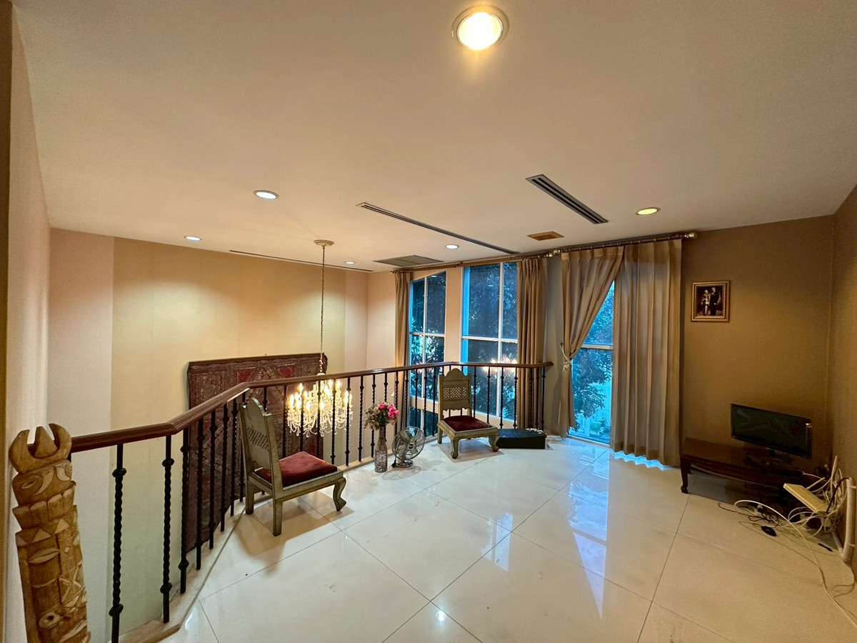 For SaleTownhomeSukhumvit, Asoke, Thonglor : Luxury townhouse in Thonglor area One of Bangkoks prime residential locations, suitable for families, executives, or foreigners who want to live in the heart of Sukhumvit. Large living space, complete functions, near BTS Thonglor. Community Mall restauran