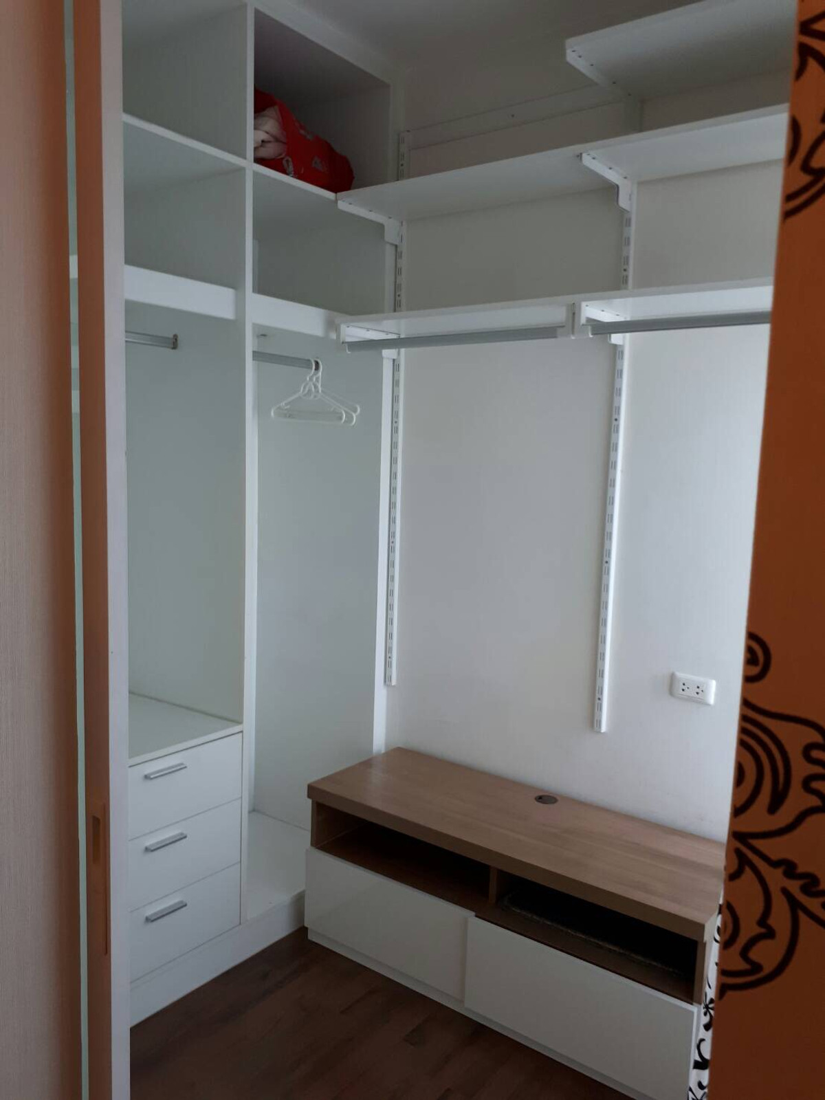 ให้เช่าคอนโดวงเวียนใหญ่ เจริญนคร : OMG559  [ คิวเฮ้าส์ คอนโด สาทร ]  BTS กรุงธนบุรี / 2 ห้องนอนใหญ่  เช่าถูก  6 เมษา 69