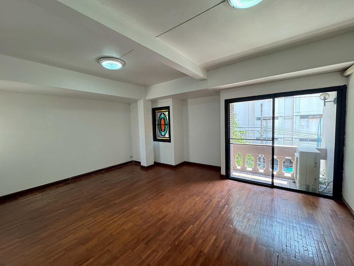 ให้เช่าทาวน์โฮมนานา : ทาวเฮ้าท์รีโนเวทใหม่ เหมาะทำธุรกิจ ใกล้ BTS นานา ** NO CO-AGNT ** 