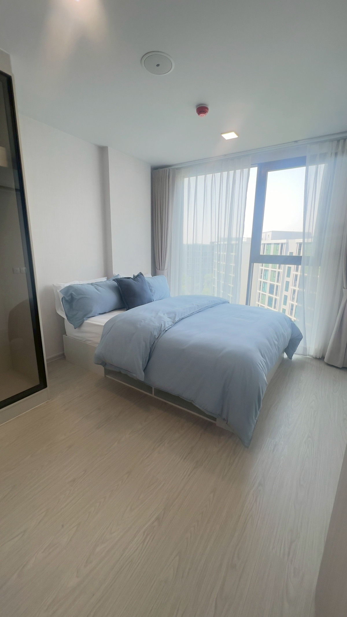 ขายคอนโดอ่อนนุช อุดมสุข : ขายห้อง Combine วิวสระ Olympic หนึ่งเดียวที่ Atmoz Oasis อ่อนนุช  ขนาดใหญ่ 55.52 ตารางเมตร 2 ห้องนอน 2 ห้องน้ำ พร้อมอยู่ ฟรีโอน