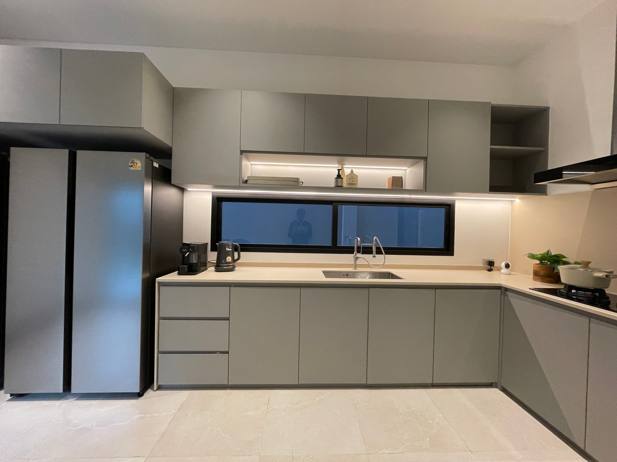 ขายบ้านเลียบทางด่วนรามอินทรา : "หนึ่งเดียวบนเลียบด่วน! Cira Residences บ้านเดี่ยว Ultra-Luxury 3.5 ชั้น พื้นที่ 845 ตร.ม. พร้อมสระว่ายน้ำส่วนตัว | ใกล้ทองหล่อ-พระราม 9 เพียงไม่กี่นาที (สังคมส่วนตัวเพียง 9 ยูนิต)"