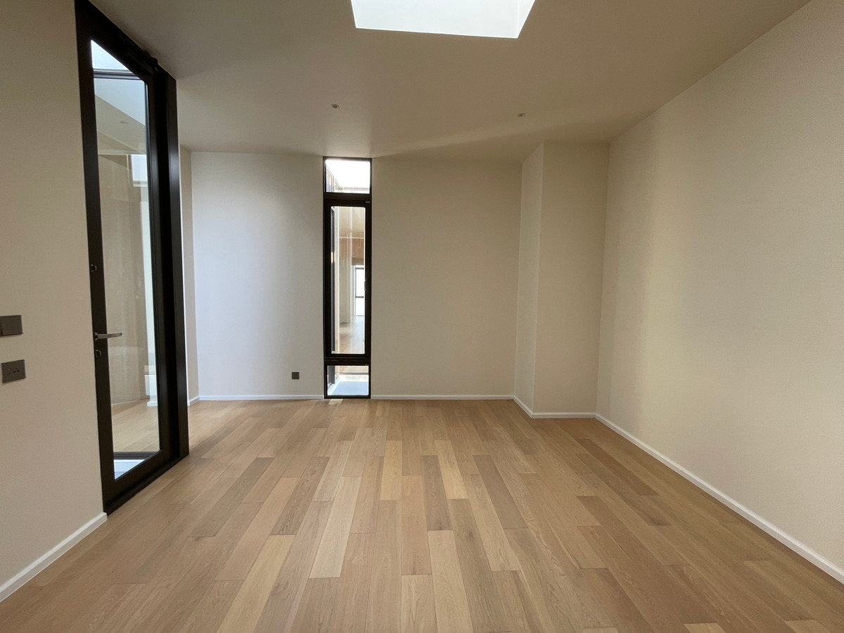 ขายบ้านเลียบทางด่วนรามอินทรา : 🔥 EXCLUSIVE PROMOTION 🔥โอกาสสุดท้ายในการครอบครองในราคาพิเศษที่สุด [ขาย] 💎 Ultra Luxury Show Unit | ELIVA Ekkamai - Eastville 💎 บ้านเดี่ยวหรู 3 ชั้น ดีไซน์ Mid-Century Modern — ความเป็นส่วนตัวสูงสุดเพียง 4 ยูนิตในโครงการ!