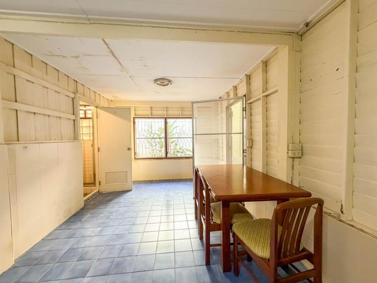 For RentHouseSukhumvit, Asoke, Thonglor : HR3345Rare Find! Classic wooden house, 86 sq m, in the heart of Ekkamai 10 - shady garden area, plenty of parking, the most difficult to find in this area. Change the charm of a 50-year-old wooden house into your new landmark in the heart of Ekamai.