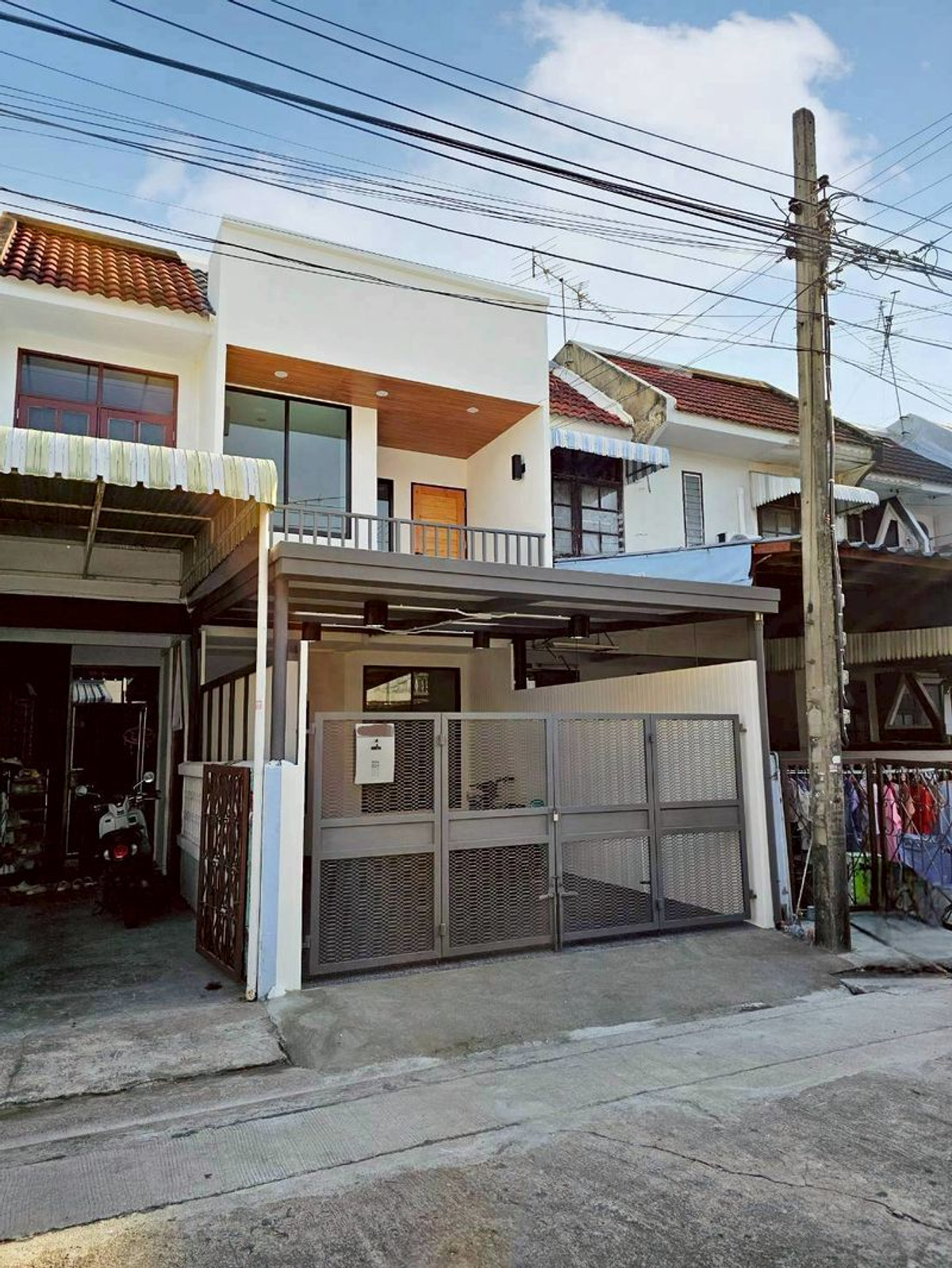 ขายทาวน์โฮมวิภาวดี ดอนเมือง หลักสี่ : ขาย ‼️ ทาวน์เฮ้าส์ หมู่บ้านอยู่เจริญ 2 ชั้น เนื้อที่ 17.5 ตารางวา 2 ห้องนอน 2 ห้องน้ำ ซอยวิภาวดีรังสิต 37 ติดถนนวิภาวดีรังสิต แขวงสนามบิน เขตดอนเมือง กรุงเทพมหานคร (ทำเลดี ตรงข้ามสนามบินดอนเมือง )