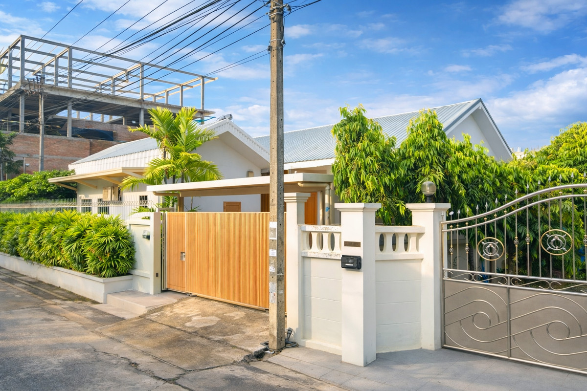 ขายบ้านปิ่นเกล้า จรัญสนิทวงศ์ : 🔥ขายบ้านเดี่ยว 2 หลัง ชั้นเดียวทำเลหน้าซอยใกล้ร้านค้า ใกล้ถนนใหญ่ ใกล้ รพ.รักษ์ข้อ🔥ปากซอยหมู่บ้านพิบูลย์ จรัญฯ 35 บ้านอยู่แทบติดถนน ไม่ต้องเข้าลึก ไม่ต้องหลง ใครทำธุรกิจ = ลูกค้าเห็นก่อนใคร