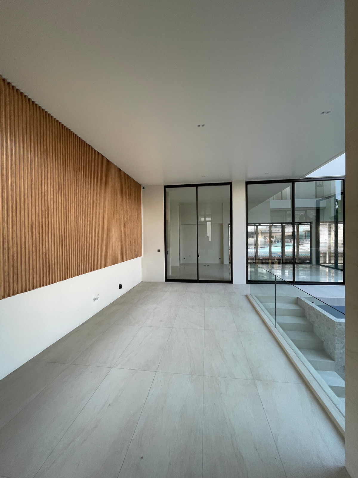 ขายบ้านเลียบทางด่วนรามอินทรา : 🔥 EXCLUSIVE PROMOTION 🔥โอกาสสุดท้ายในการครอบครองในราคาพิเศษที่สุด [ขาย] 💎 Ultra Luxury Show Unit | ELIVA Ekkamai - Eastville 💎 บ้านเดี่ยวหรู 3 ชั้น ดีไซน์ Mid-Century Modern — ความเป็นส่วนตัวสูงสุดเพียง 4 ยูนิตในโครงการ!