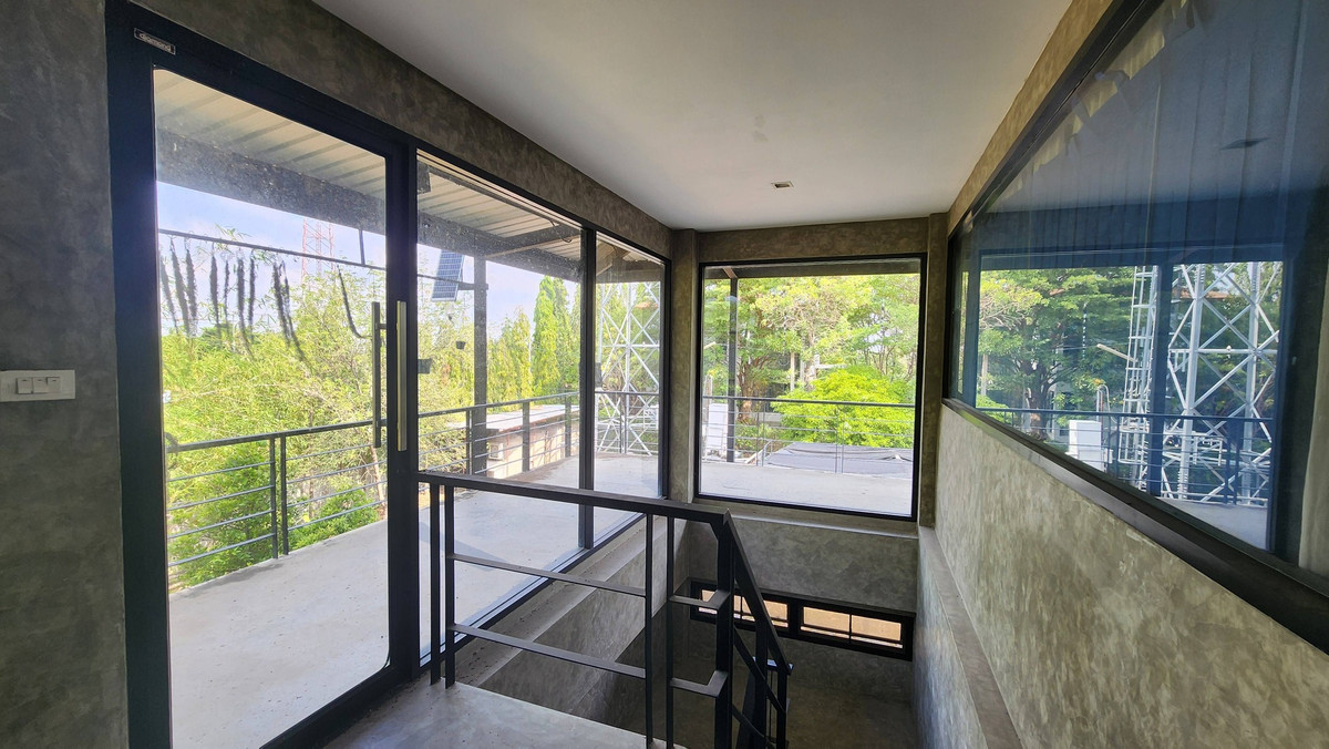 For RentWarehouseBangna, Bearing, Lasalle : Warehouse with office, 2 floors, good location, needs additional decorations, for rent in Bang Bo-Bang Phli area, near The Vintage Club.