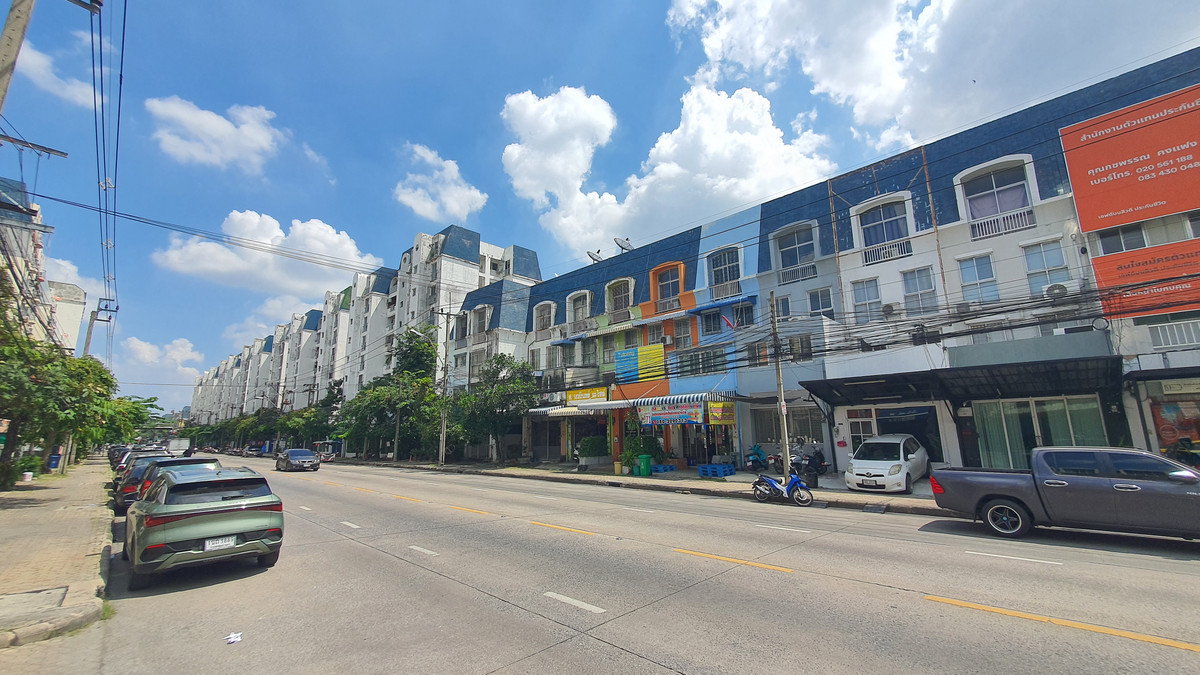 For RentShop HouseKaset Nawamin,Ladplakao : 4-story shophouse for rent on Sukonthasawat Road, good location, near Satri Wittaya 2 School.