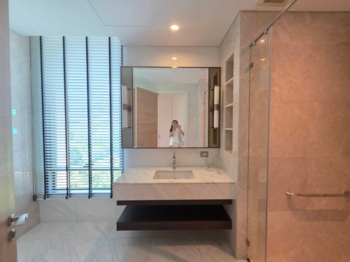 For RentCondoWitthayu, Chidlom, Langsuan, Ploenchit : Sindhorn Residence: 75sqm. 1bed 1bath 75,000/mth. Rare Corner unit Am: 0656199198