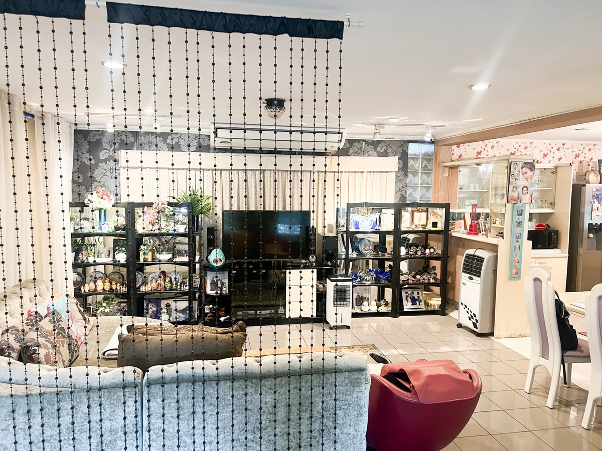 For SaleHouseSukhumvit, Asoke, Thonglor : 2-story detached house, prime location, Sukhumvit 103, large house, wide area, complete functions, with lawn and usable area around the house. Suitable for large families, convenient travel, close to the BTS and many large department stores.