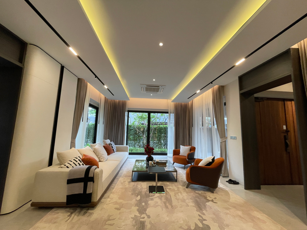 ขายบ้านเลียบทางด่วนรามอินทรา : "หนึ่งเดียวบนเลียบด่วน! Cira Residences บ้านเดี่ยว Ultra-Luxury 3.5 ชั้น พื้นที่ 845 ตร.ม. พร้อมสระว่ายน้ำส่วนตัว | ใกล้ทองหล่อ-พระราม 9 เพียงไม่กี่นาที (สังคมส่วนตัวเพียง 9 ยูนิต)"