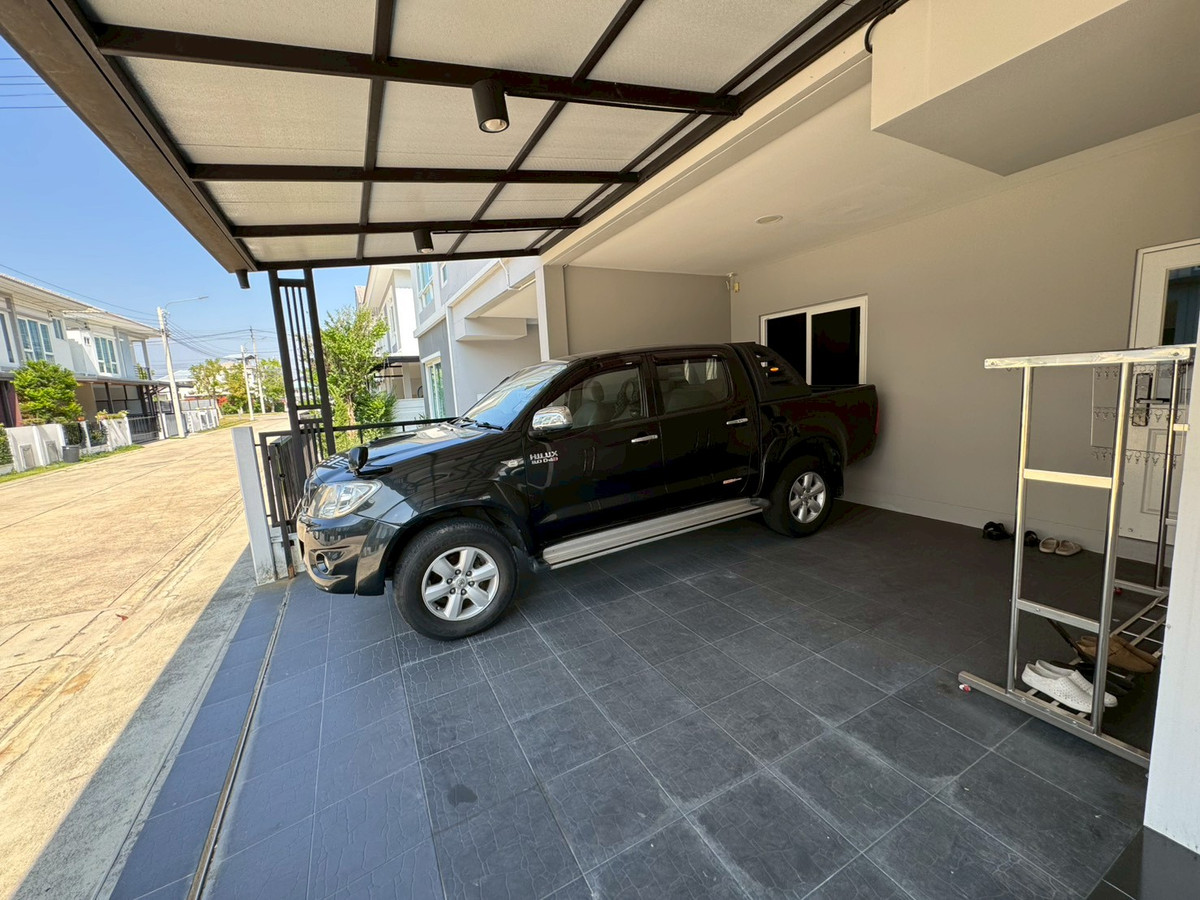 For RentNonthaburi, Bang Yai, Bangbuathong : 💕 Semi-detached house for rent, Q District Westgate project 💕 Beautiful house, ready to move in, complete with functions, suitable for both living and making a home office.