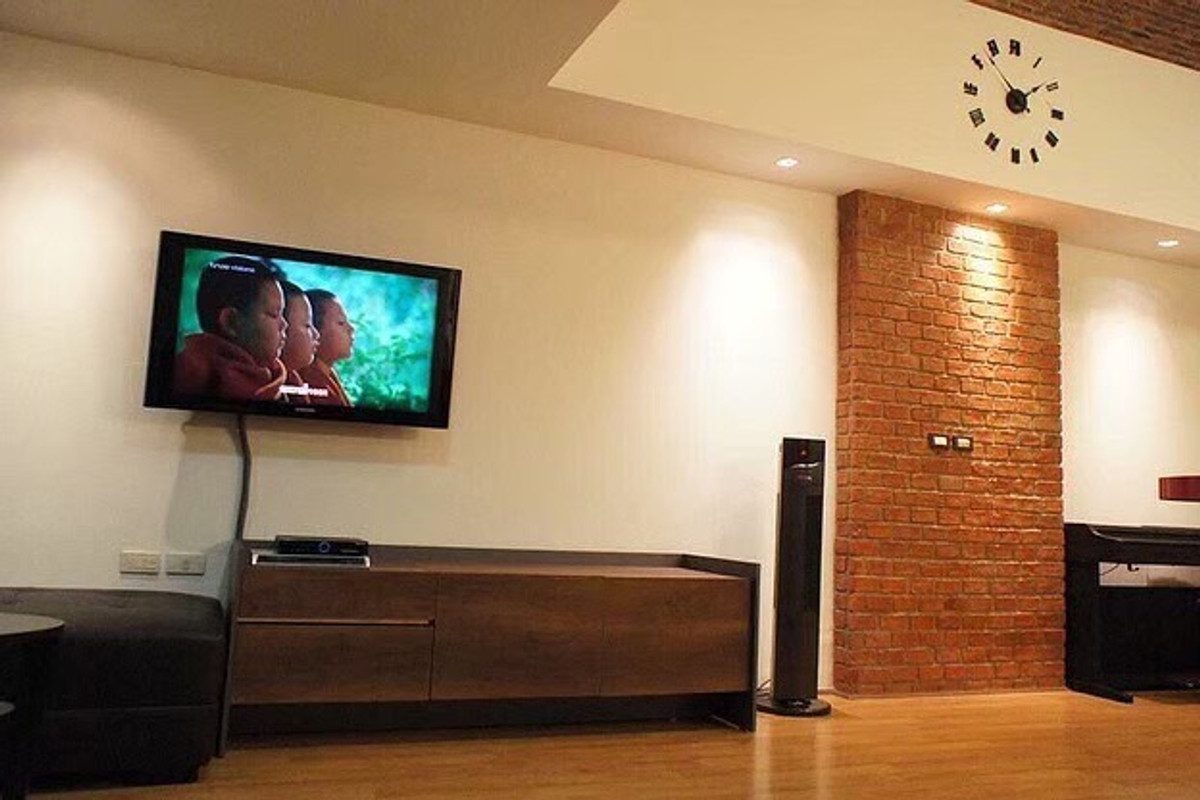 For RentCondoSukhumvit, Asoke, Thonglor : Urgently available room for rent: Young Place, Soi Prasarnmit (Sukhumvit 23). If interested in negotiating the price, add Line @condo168 (with @ in front as well)