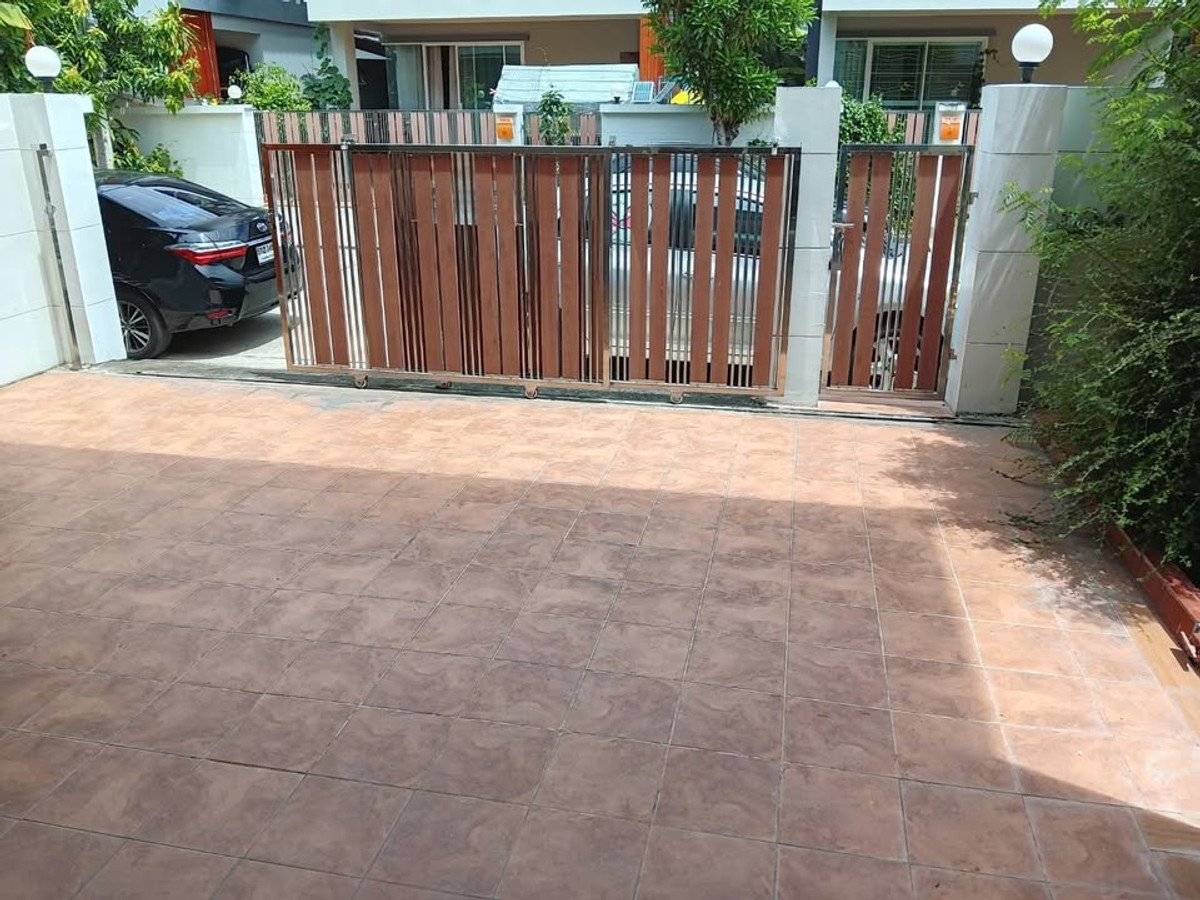 ให้เช่าบ้านสมุทรปราการ สำโรง : ให้เช่า บ้านแฝด 2 ชั้น ม.เมอริทแกรนด์ สุวรรณภูมิ บ้านสวย สภาพดี พร้อมอยู่ ทำเลดี เข้า-ออกได้หลายทาง ราคา 16,000 บาท