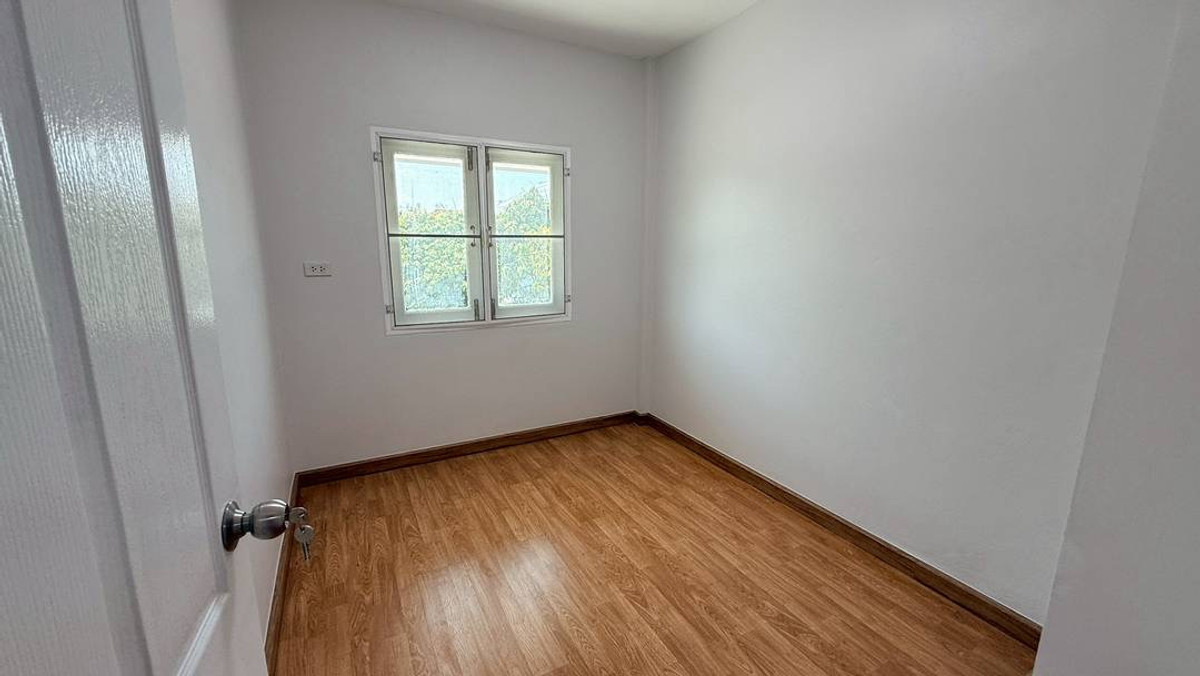 ขายทาวน์โฮมลาดกระบัง สุวรรณภูมิ : ขายด่วน ทฮ 2 ชั้น 3 ห้องนอน รีโนเวทใหม่ทั้งหมด หมู่บ้าน ดิเอ็กคลูซีฟ เฉลิมพระเกียรติ ร.9 ซอย72 ใกล้วงแหวนกาญจนาภิเษก, สนามบินสุวรรณภูมิ (Gant-285)