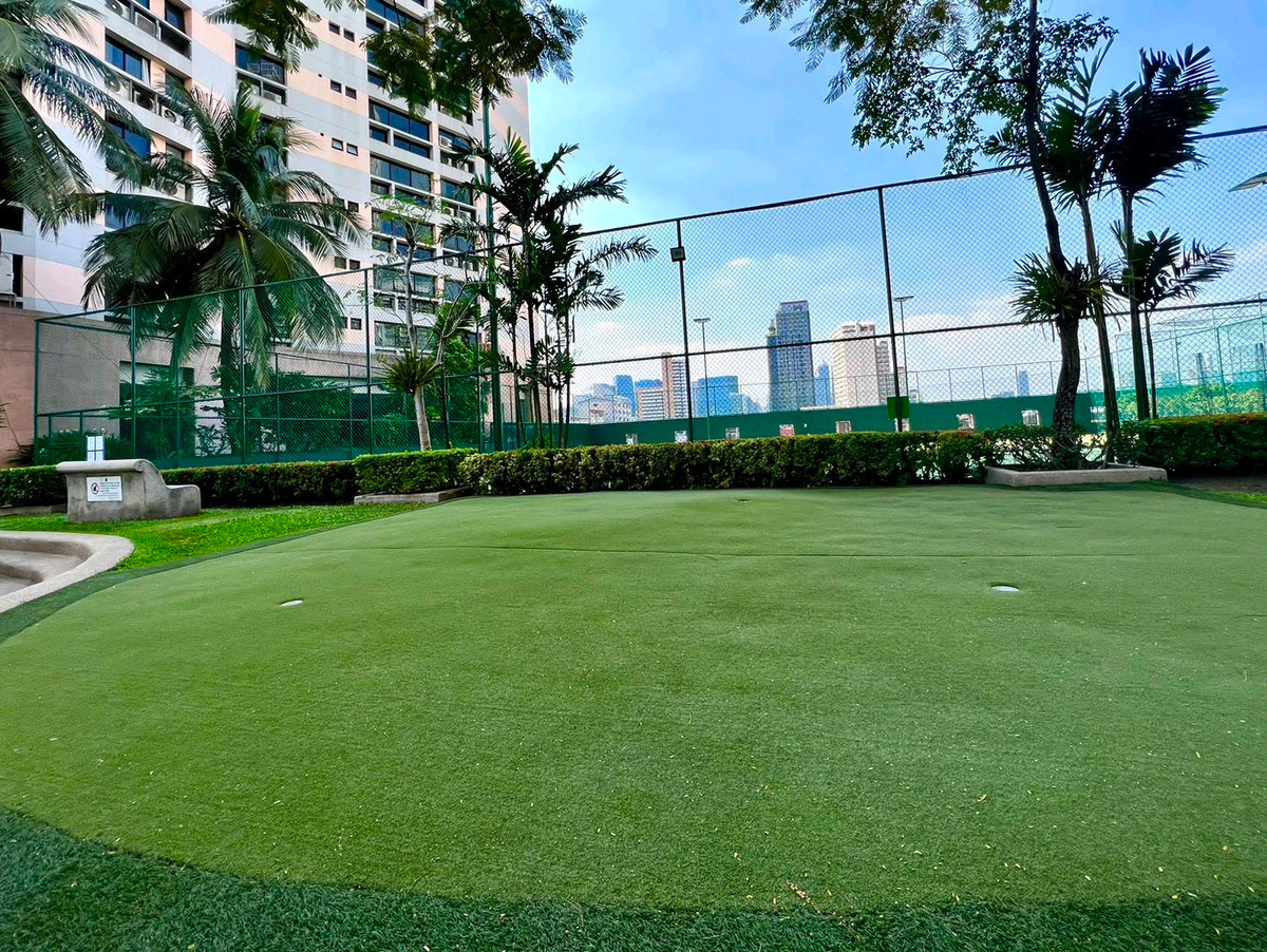 For RentCondoSukhumvit, Asoke, Thonglor : 3 Bedrooms Plus for rent with Pet-friendly, Central area on Sukhumvit 24