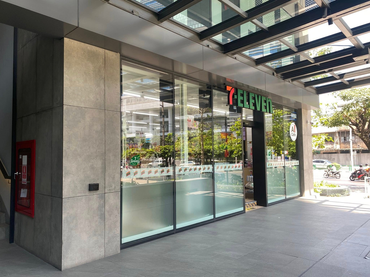 For RentOfficeKhlongtoei, Kluaynamthai : OK Space Punn, fully furnished office in Rama 4 area, near MRT Khlong Toei, view of Bang Krachao water curve, 28th floor, area 42 sq m., rent 50,400 baht*/sq m./month.